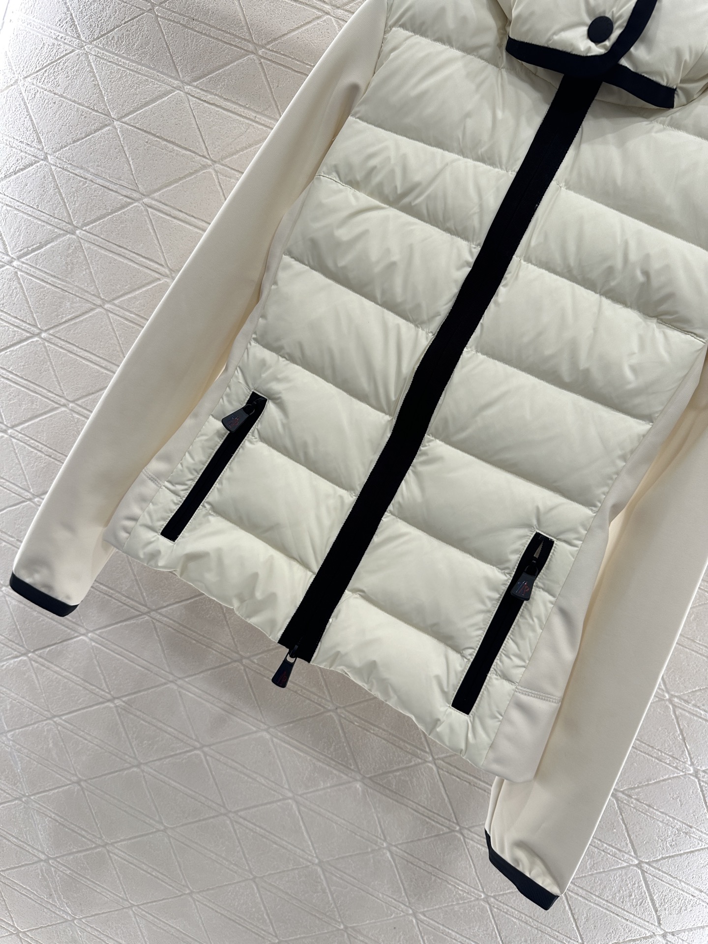 ♥Moncle*♥2025新品上架 长方压纹拼接连帽羽绒服滑雪🎿系列#定制YB防风防水尼龙材质，白鹅绒填