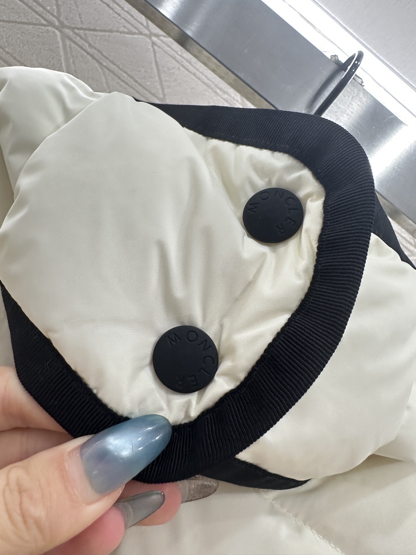 ♥Moncle*♥2025新品上架 长方压纹拼接连帽羽绒服滑雪🎿系列#定制YB防风防水尼龙材质，白鹅绒填