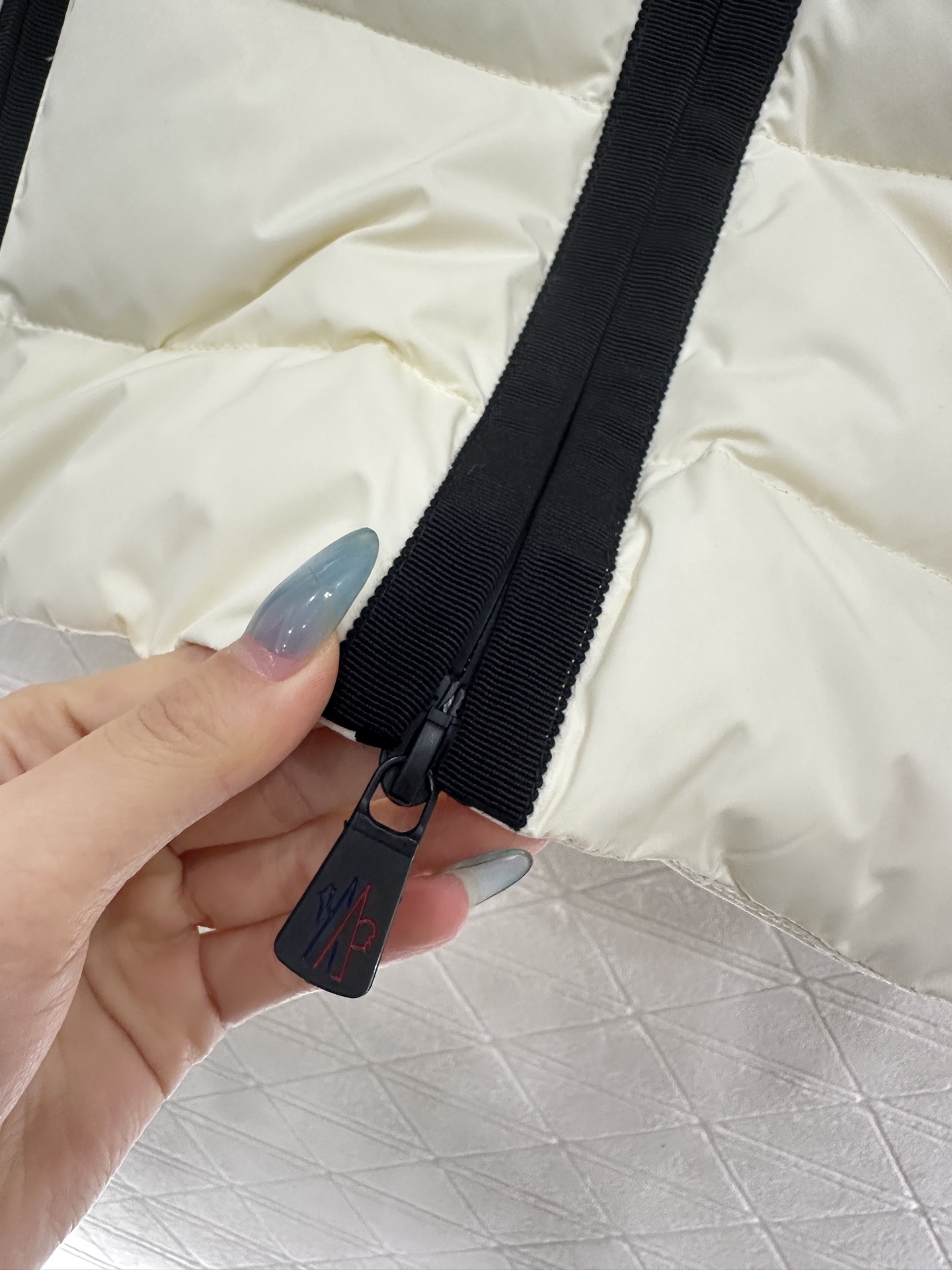 ♥Moncle*♥2025新品上架 长方压纹拼接连帽羽绒服滑雪🎿系列#定制YB防风防水尼龙材质，白鹅绒填