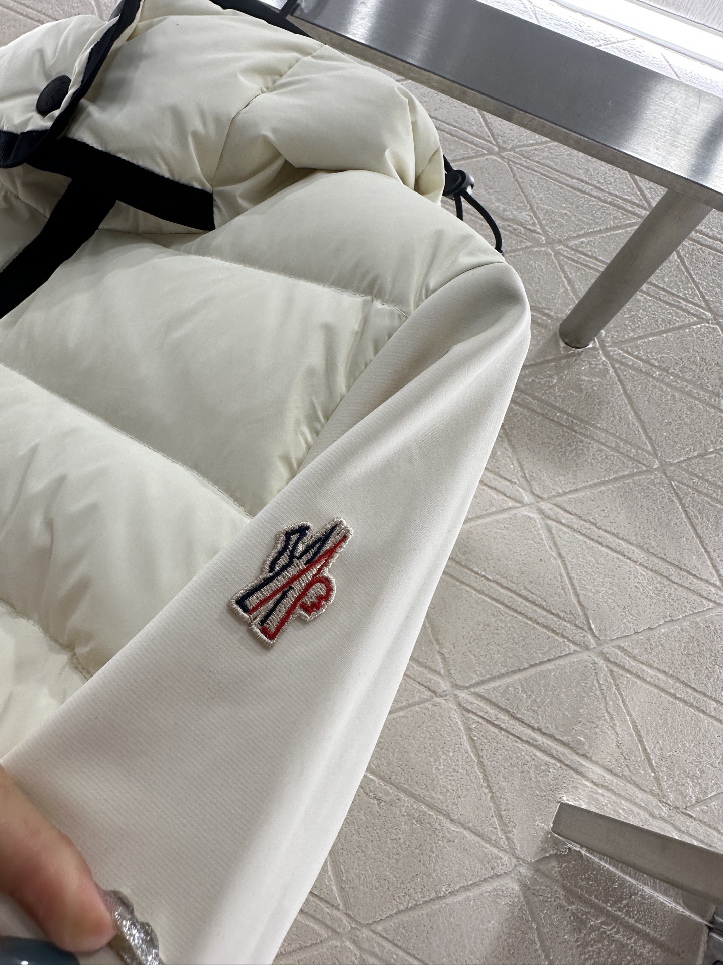 ♥Moncle*♥2025新品上架 长方压纹拼接连帽羽绒服滑雪🎿系列#定制YB防风防水尼龙材质，白鹅绒填