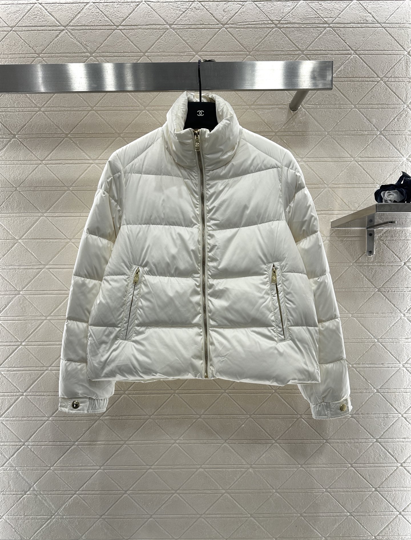 ♥Louis vuitto*♥2025新品上架 长方压纹立领羽绒服定制YB进口再生尼龙材质，白鹅绒填充内