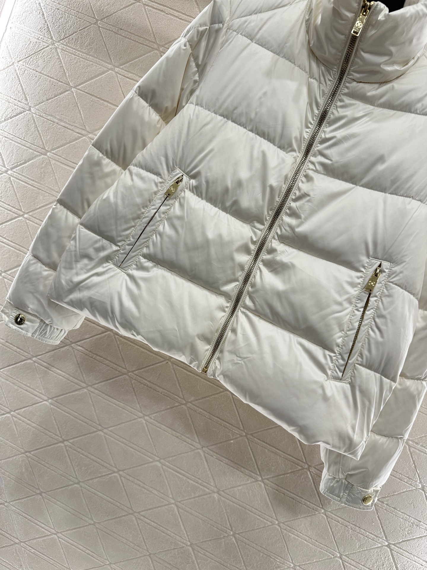♥Louis vuitto*♥2025新品上架 长方压纹立领羽绒服定制YB进口再生尼龙材质，白鹅绒填充内