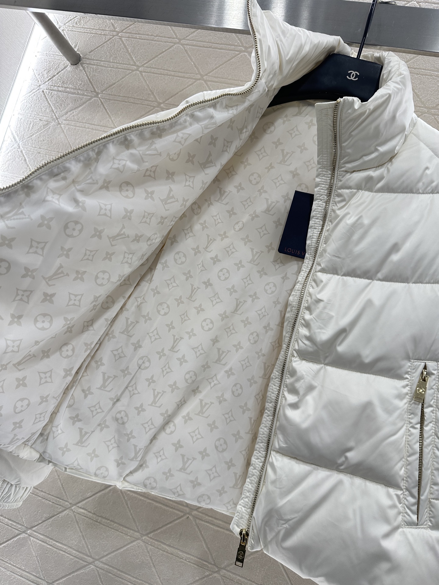 ♥Louis vuitto*♥2025新品上架 长方压纹立领羽绒服定制YB进口再生尼龙材质，白鹅绒填充内