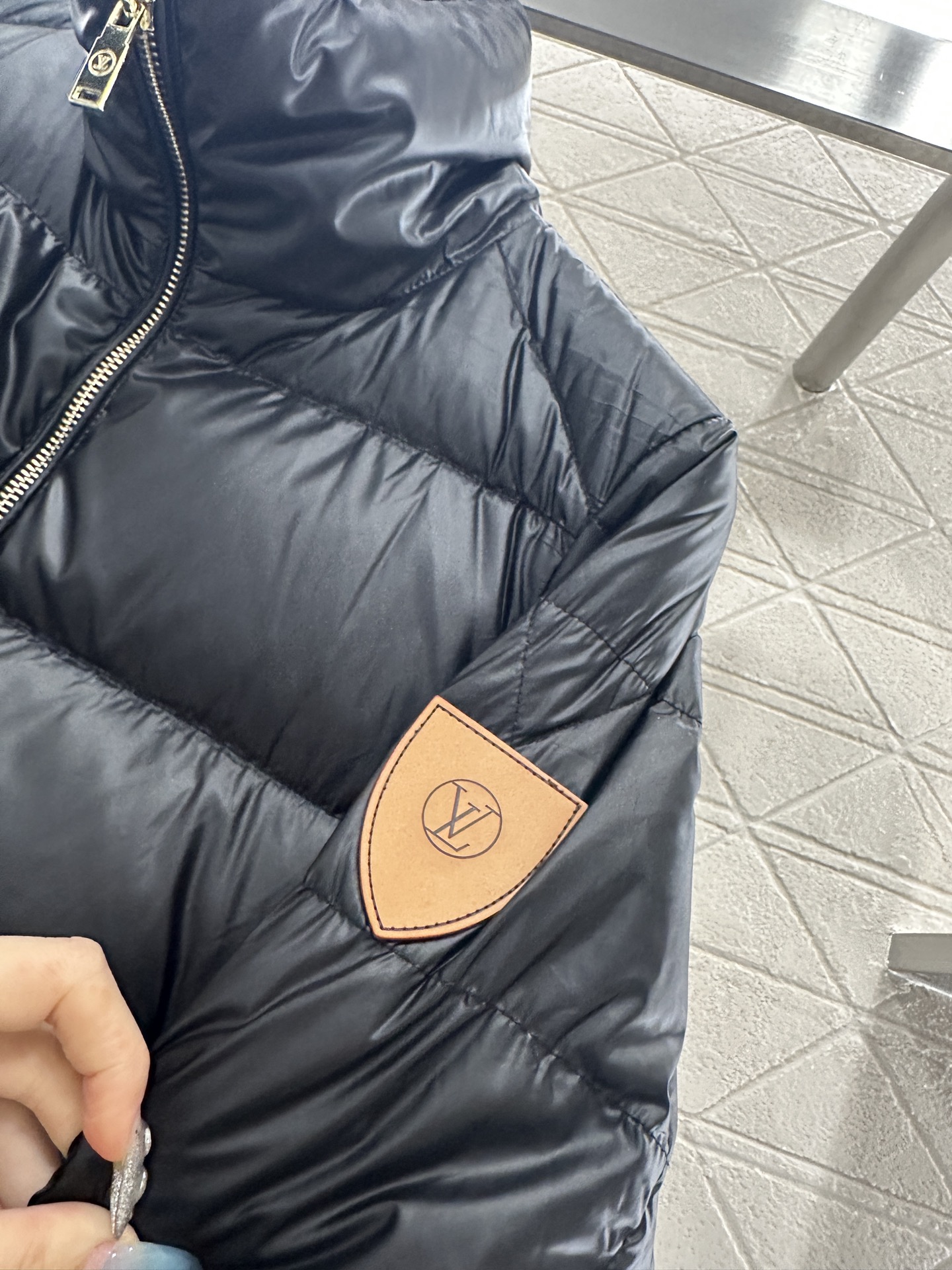 ♥Louis vuitto*♥2025新品上架 长方压纹立领羽绒服定制YB进口再生尼龙材质，白鹅绒填充内