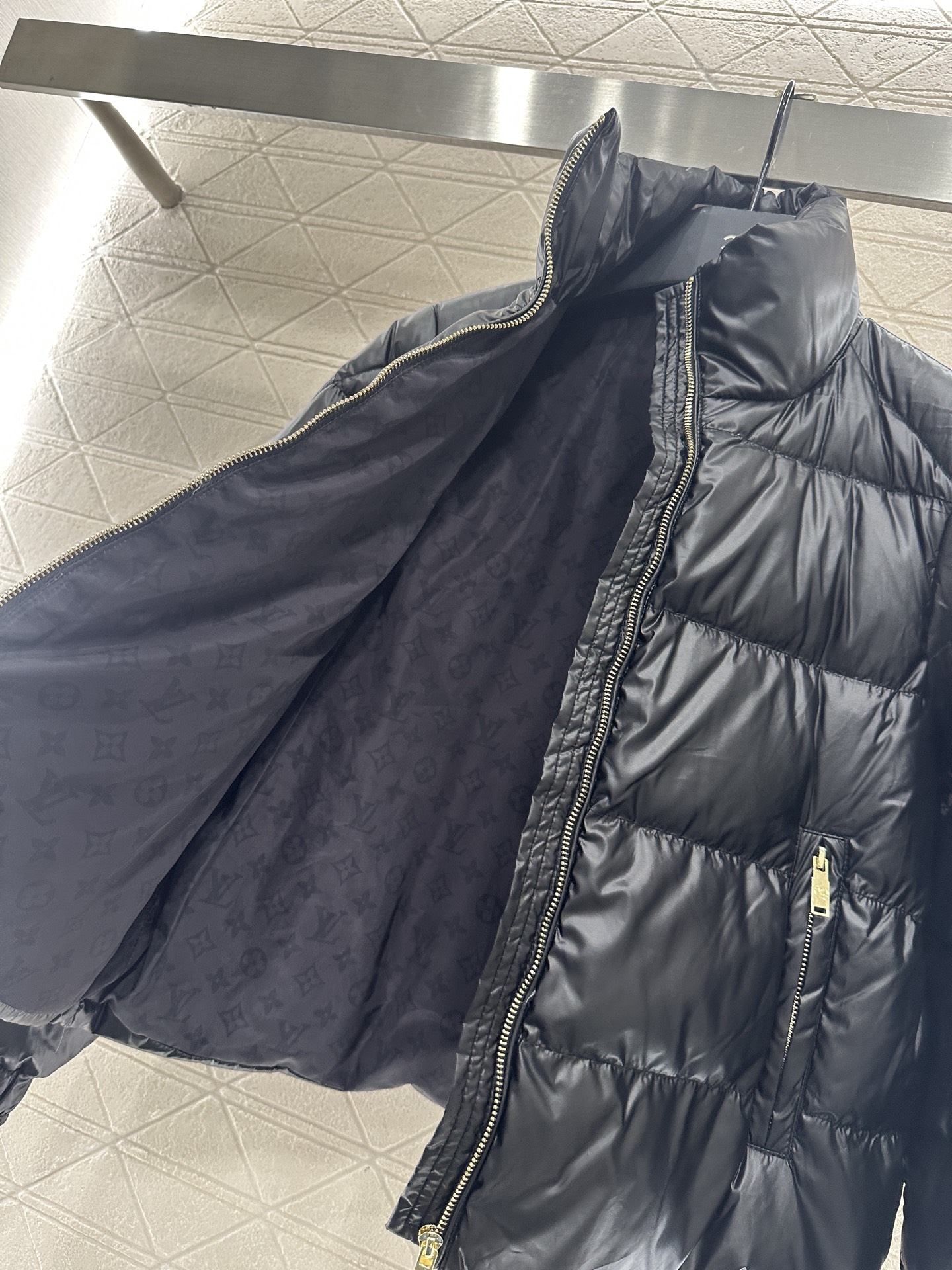 ♥Louis vuitto*♥2025新品上架 长方压纹立领羽绒服定制YB进口再生尼龙材质，白鹅绒填充内