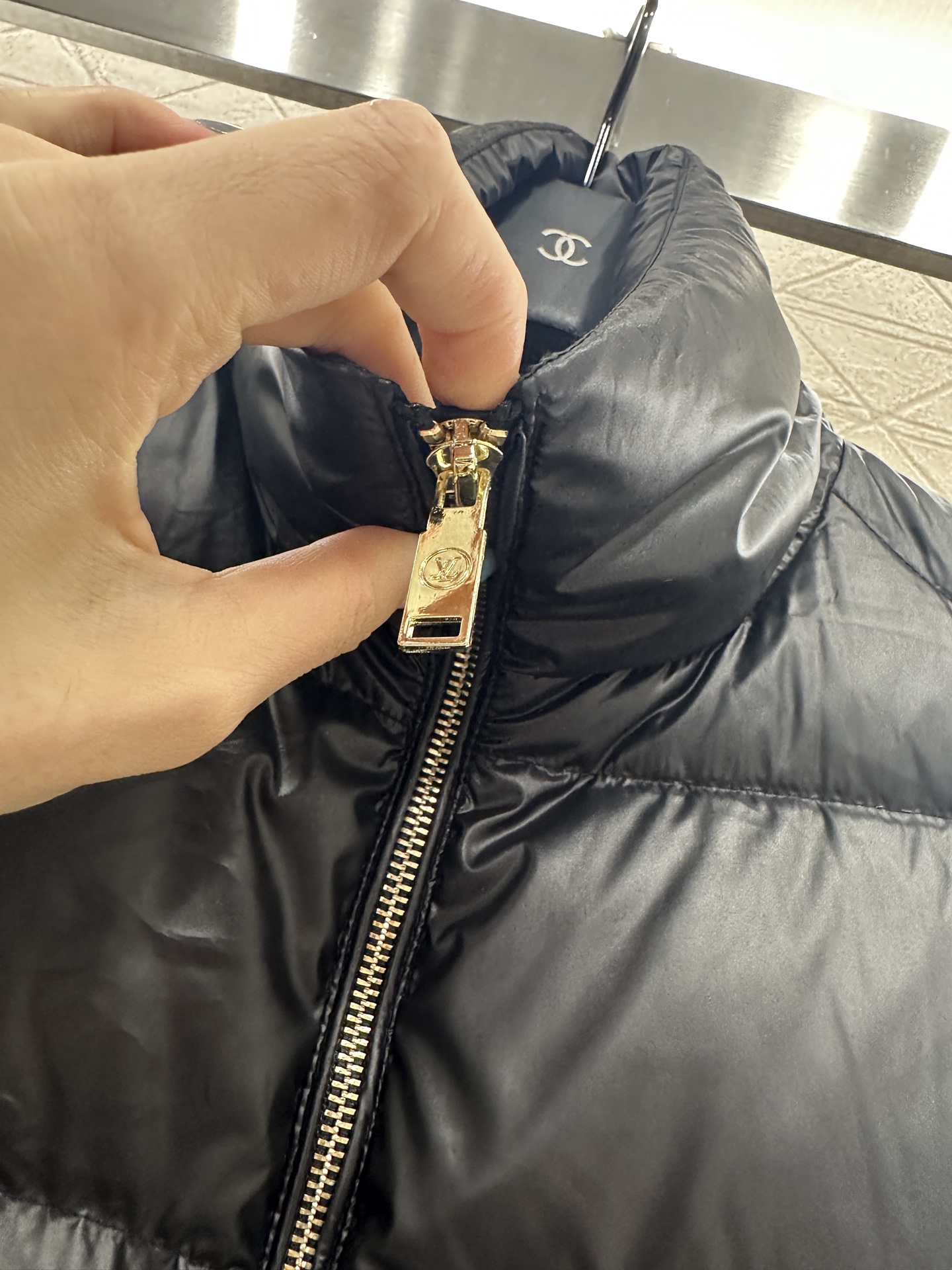 ♥Louis vuitto*♥2025新品上架 长方压纹立领羽绒服定制YB进口再生尼龙材质，白鹅绒填充内