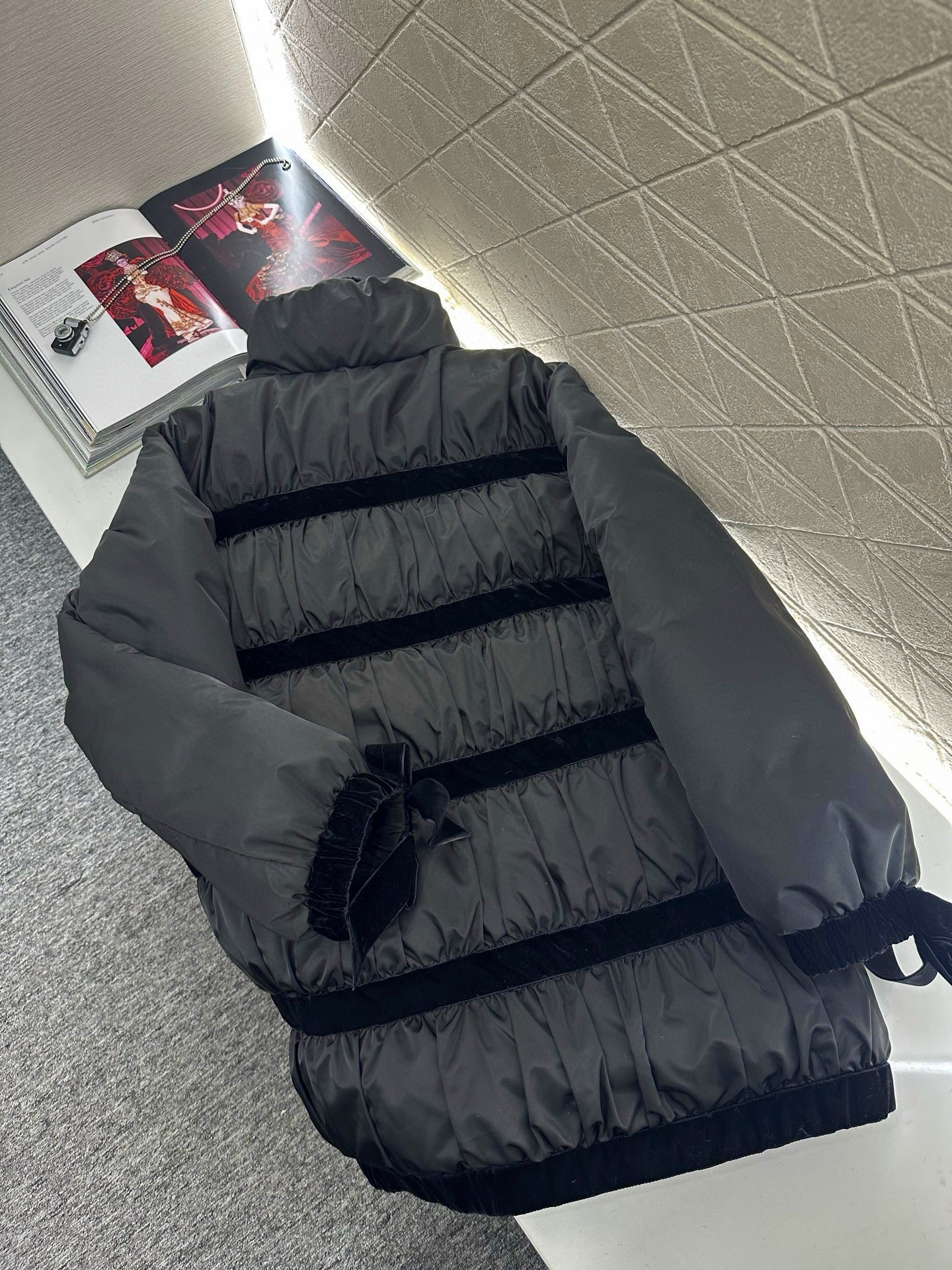 ♥Chane*♥2025新品上架 丝绒蝴蝶结中长款羽绒外套定制YB防风防水尼龙材质，白鸭绒填充内里，整件