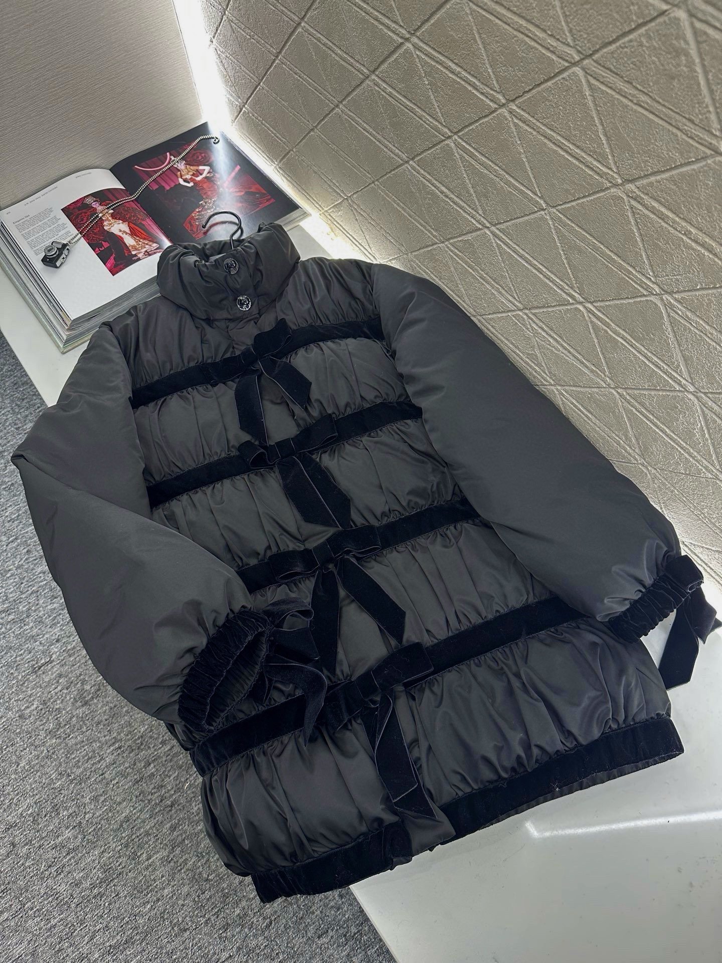 ♥Chane*♥2025新品上架 丝绒蝴蝶结中长款羽绒外套定制YB防风防水尼龙材质，白鸭绒填充内里，整件