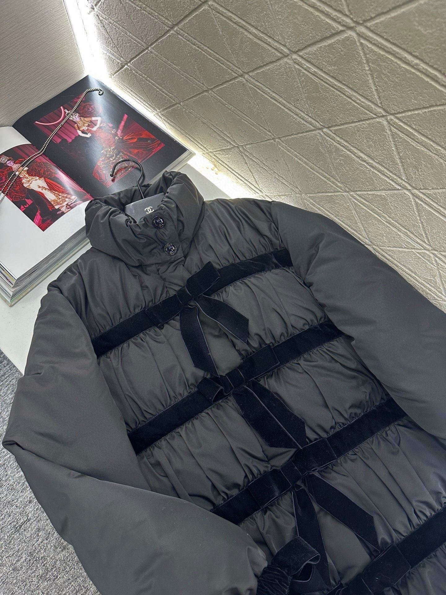 ♥Chane*♥2025新品上架 丝绒蝴蝶结中长款羽绒外套定制YB防风防水尼龙材质，白鸭绒填充内里，整件