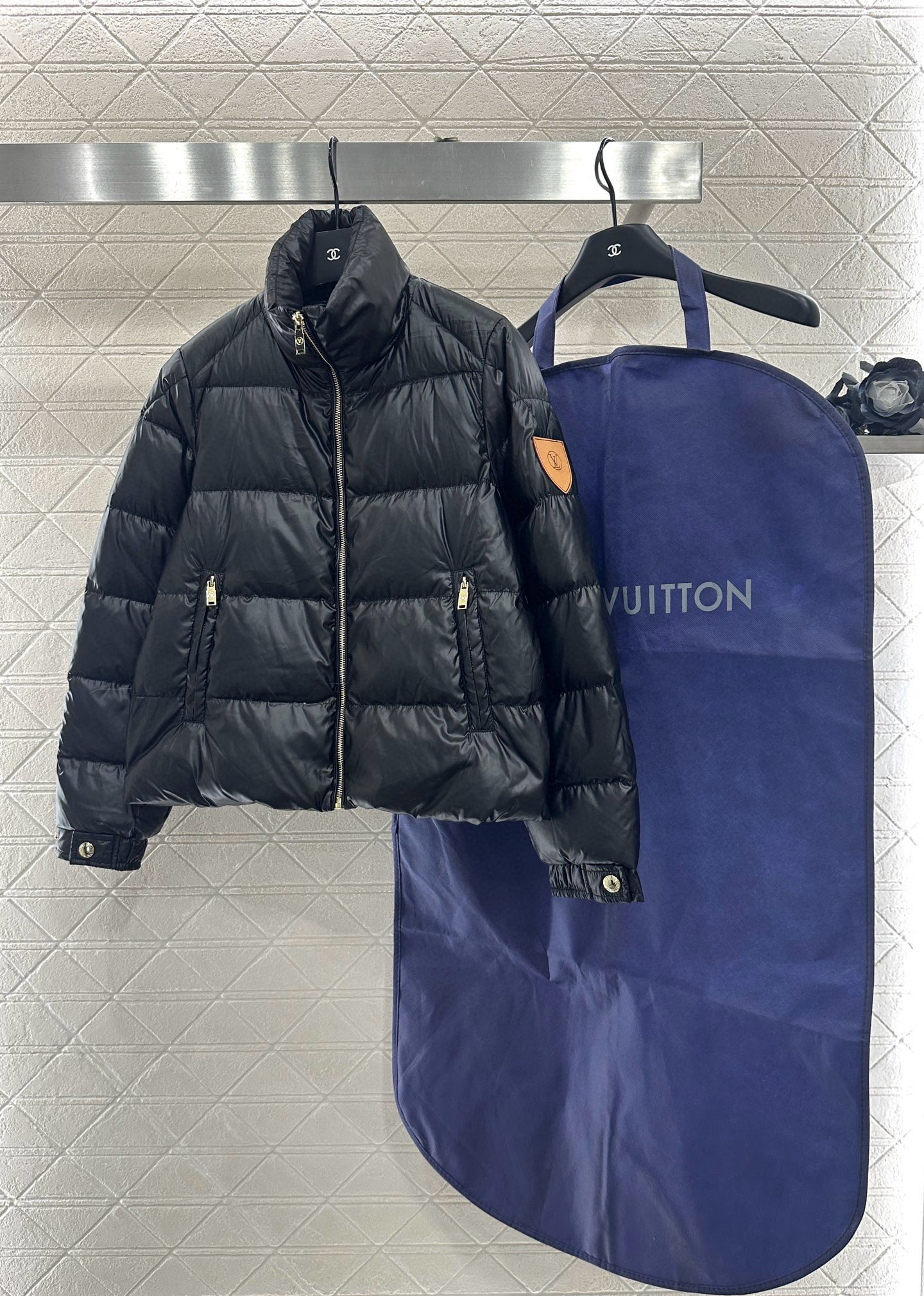 ♥Louis vuitto*♥2025新品上架 长方压纹立领羽绒服定制YB进口再生尼龙材质，白鹅绒填充内