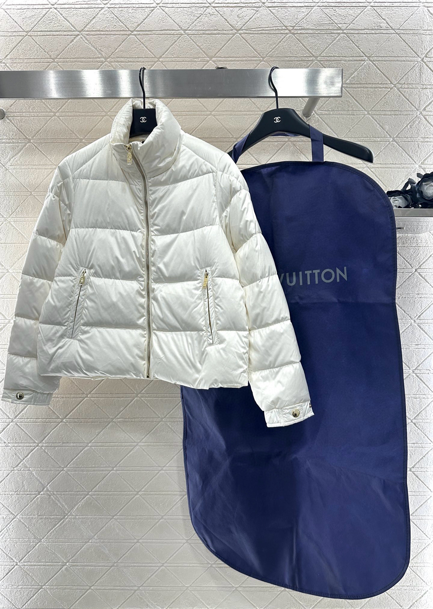 ♥Louis vuitto*♥2025新品上架 长方压纹立领羽绒服定制YB进口再生尼龙材质，白鹅绒填充内