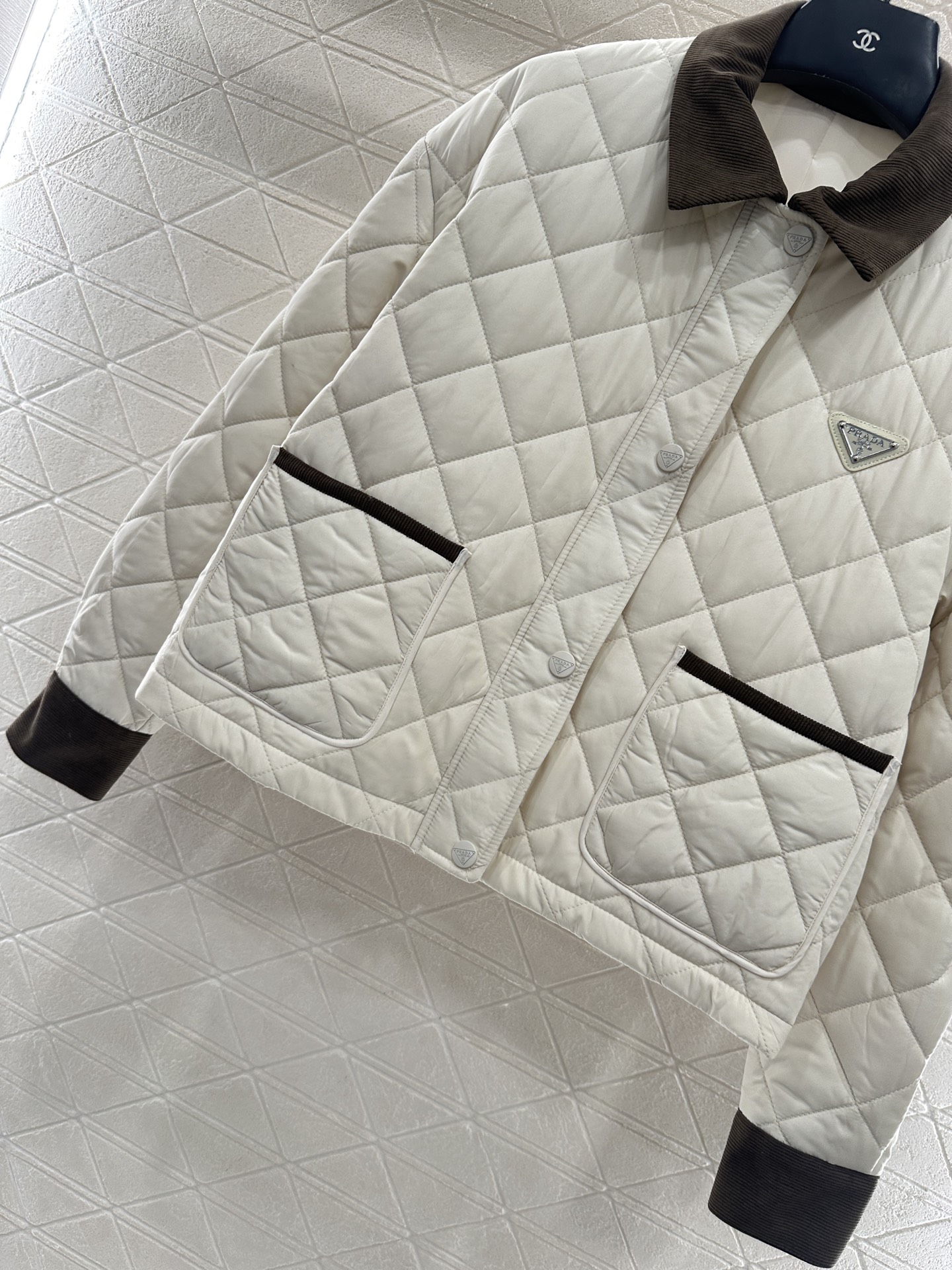 ♥Prad*♥2025新品上架 灯芯绒领菱格纹棉服外套定制YB防风防水尼龙材质，羽绒棉填充内里，整件轻盈