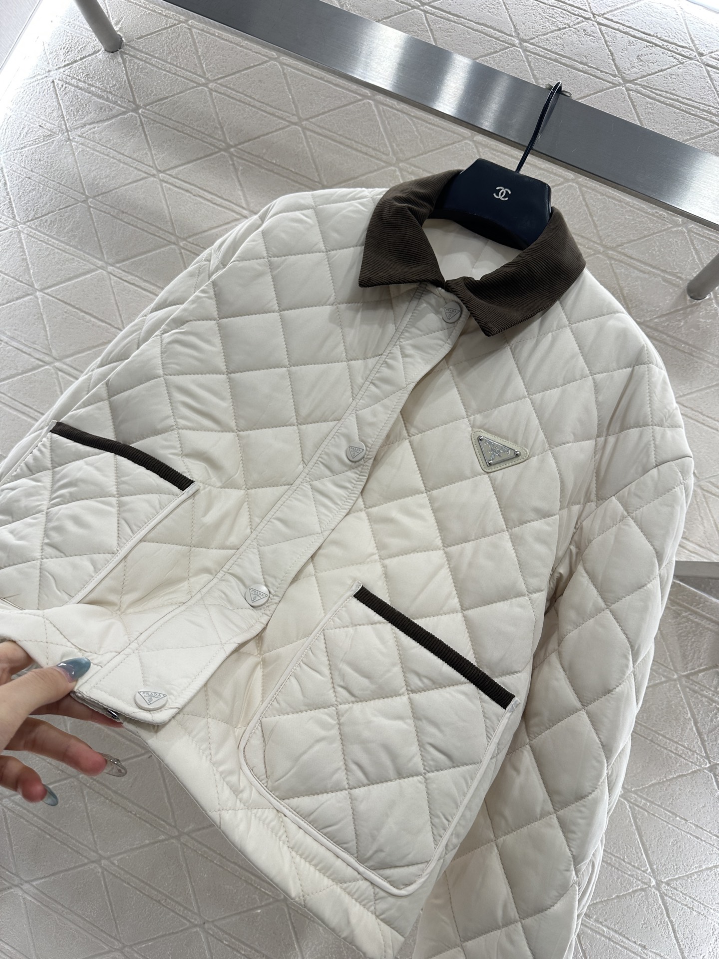 ♥Prad*♥2025新品上架 灯芯绒领菱格纹棉服外套定制YB防风防水尼龙材质，羽绒棉填充内里，整件轻盈