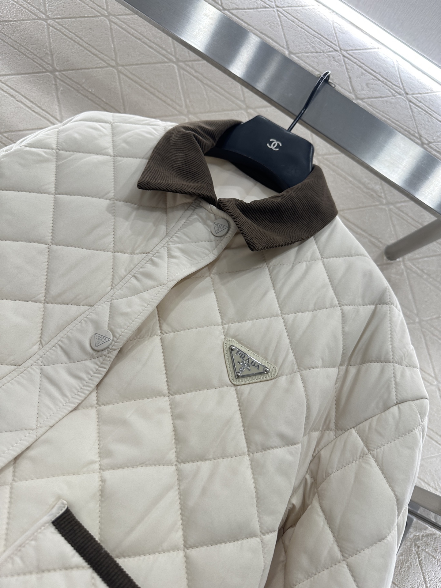 ♥Prad*♥2025新品上架 灯芯绒领菱格纹棉服外套定制YB防风防水尼龙材质，羽绒棉填充内里，整件轻盈