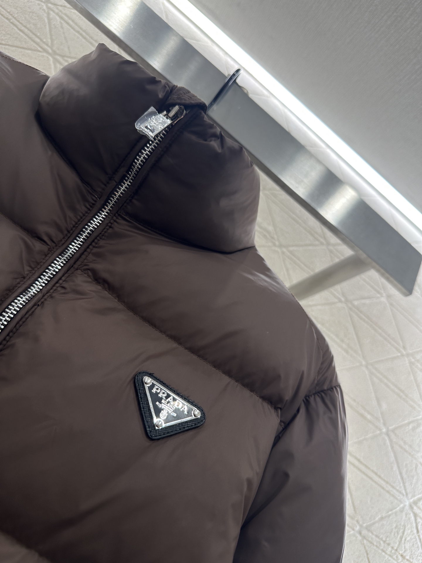 ♥Prad*♥2025新品上架 长方压纹立领羽绒服定制YB防风防水尼龙材质，白鸭绒填充内里，整件轻盈保暖
