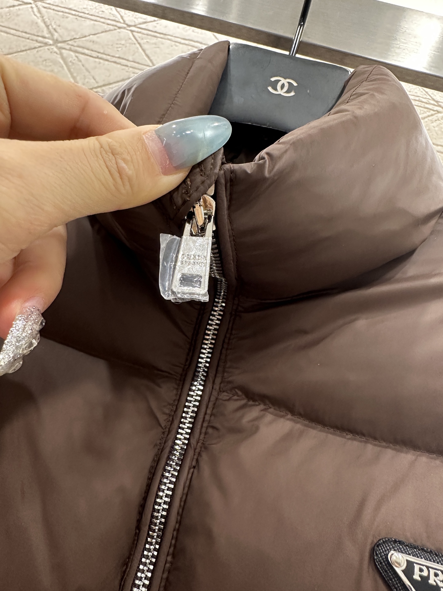 ♥Prad*♥2025新品上架 长方压纹立领羽绒服定制YB防风防水尼龙材质，白鸭绒填充内里，整件轻盈保暖