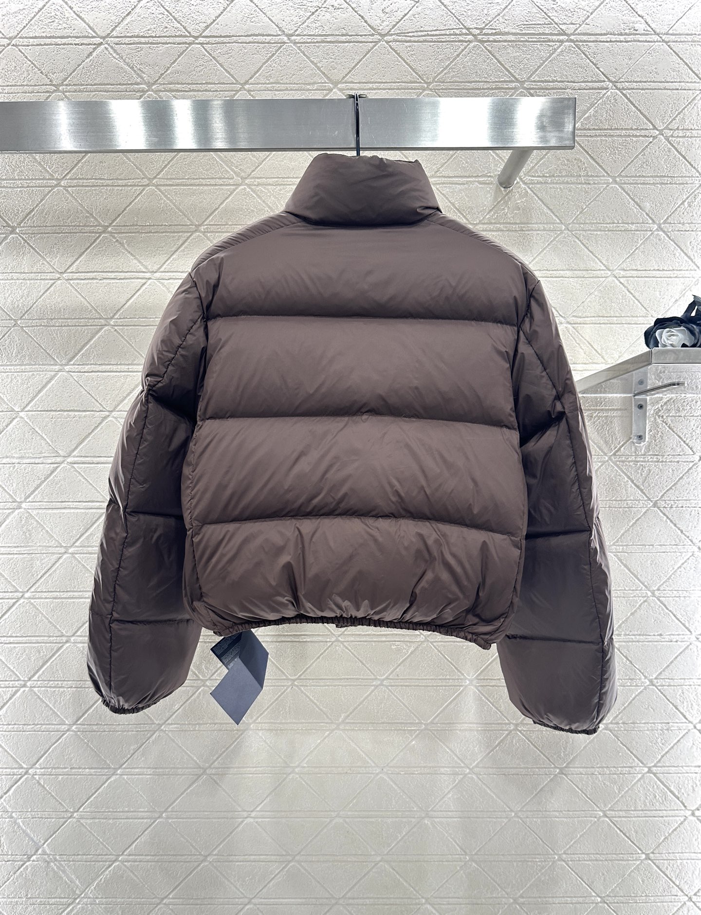 ♥Prad*♥2025新品上架 长方压纹立领羽绒服定制YB防风防水尼龙材质，白鸭绒填充内里，整件轻盈保暖