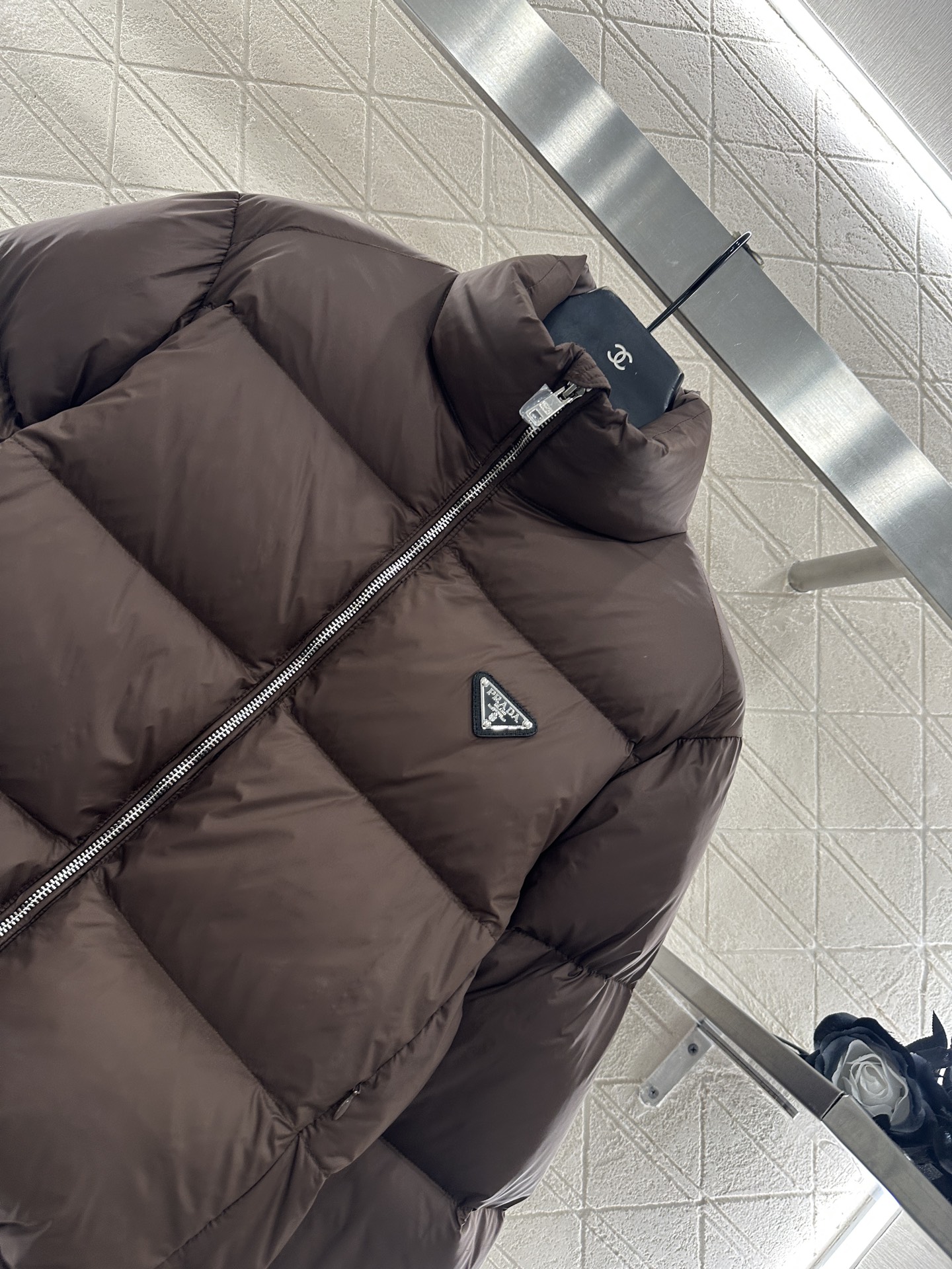 ♥Prad*♥2025新品上架 长方压纹立领羽绒服定制YB防风防水尼龙材质，白鸭绒填充内里，整件轻盈保暖