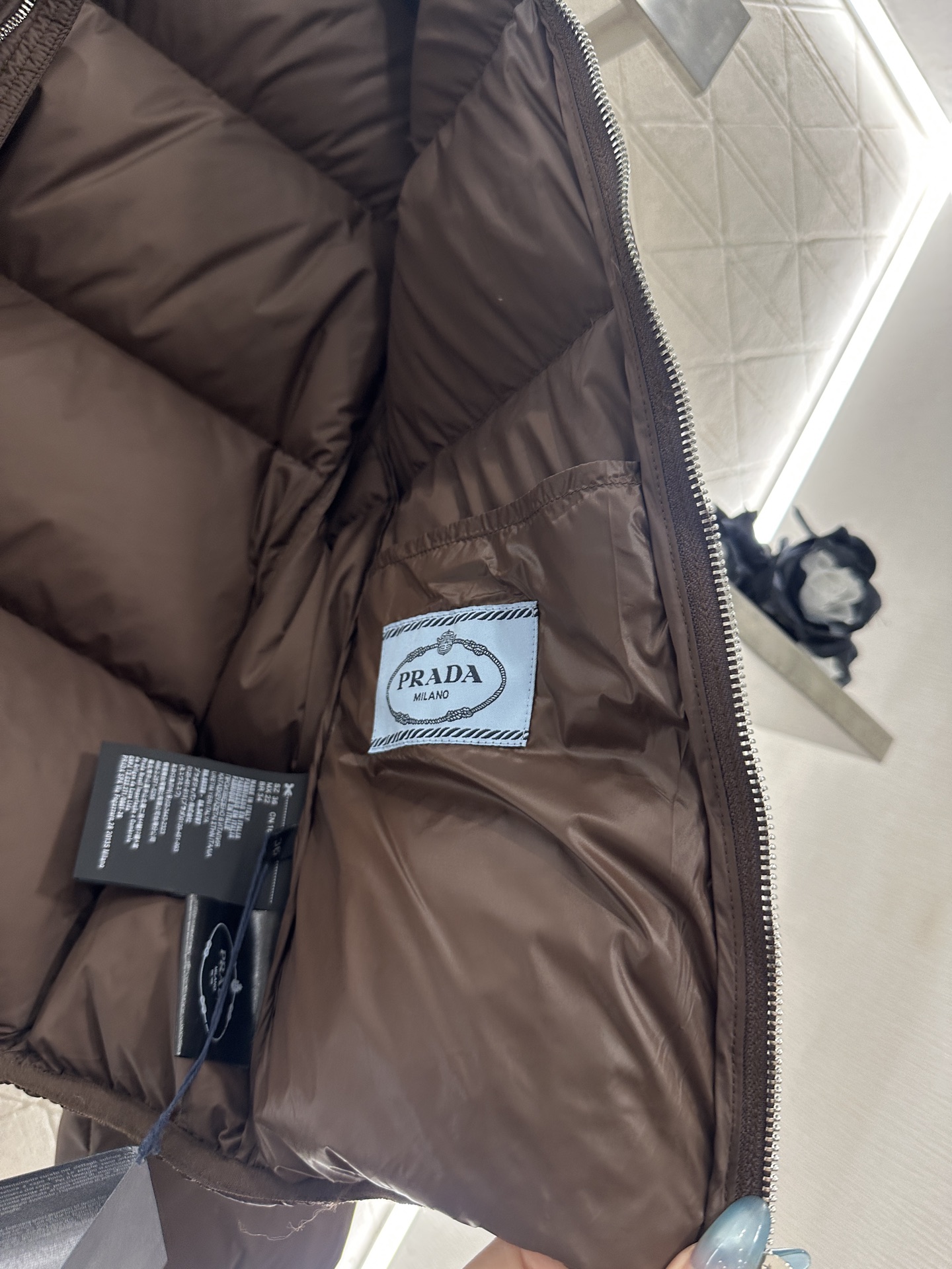 ♥Prad*♥2025新品上架 长方压纹立领羽绒服定制YB防风防水尼龙材质，白鸭绒填充内里，整件轻盈保暖