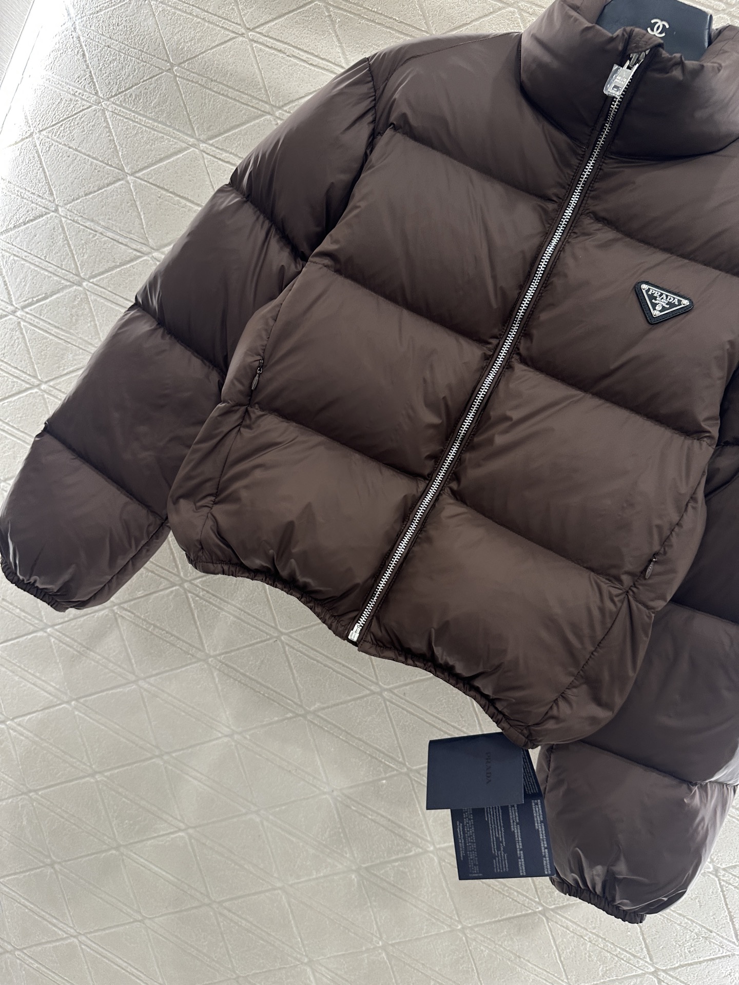 ♥Prad*♥2025新品上架 长方压纹立领羽绒服定制YB防风防水尼龙材质，白鸭绒填充内里，整件轻盈保暖