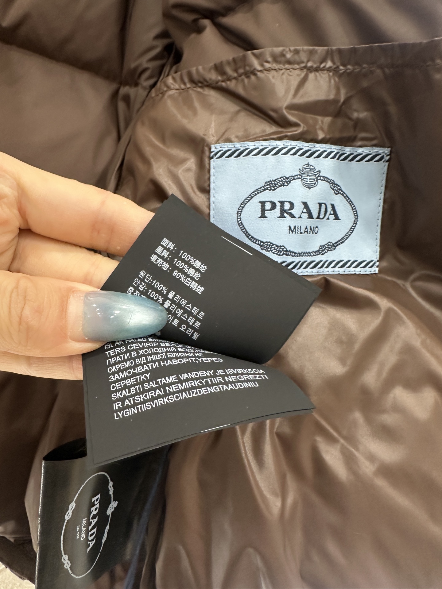 ♥Prad*♥2025新品上架 长方压纹立领羽绒服定制YB防风防水尼龙材质，白鸭绒填充内里，整件轻盈保暖