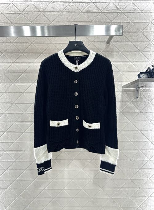 Chanel Black & White Wool Knit Cardigan with Pockets and CC Logo, Size 36-40 13 Chanel Black & White Wool Knit Cardigan with Pockets and CC Logo, Size 36-40