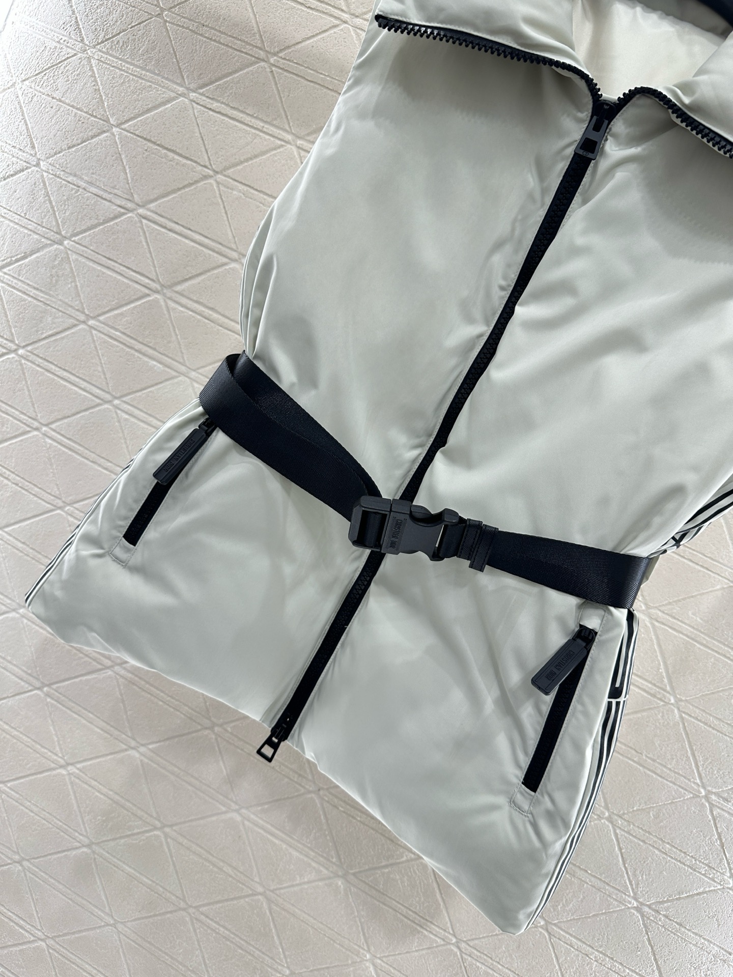 ♥Dio*♥2025新品上架 翻领腰带羽绒马甲定制YB防风防水尼龙材质，羽绒填充内里，整件轻盈保暖，立翻