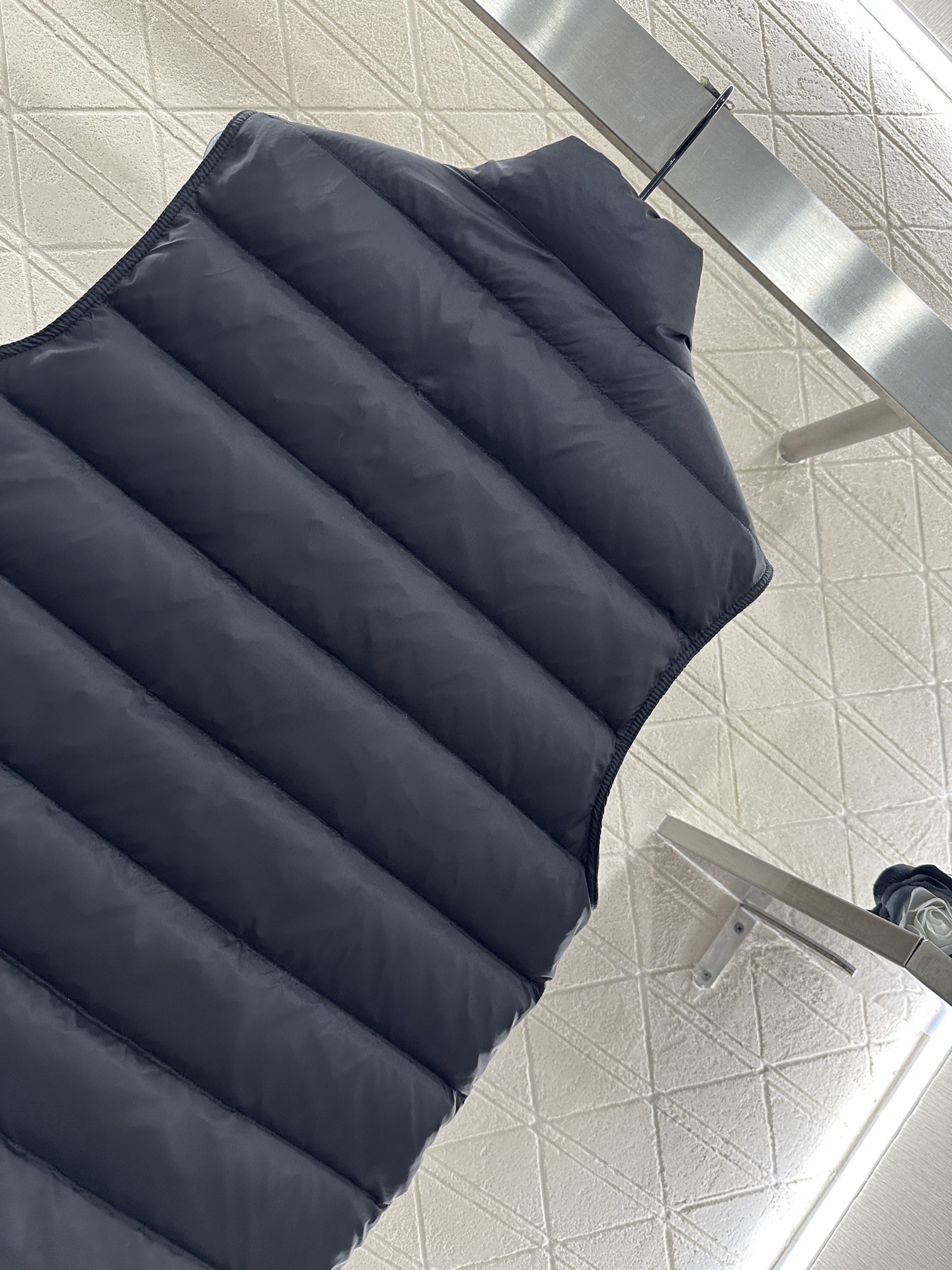 ♥Moncle*♥2025新品上架 立领羽绒马甲定制YB进口防风防水尼龙材质，白鹅绒填充内里，整件轻盈保