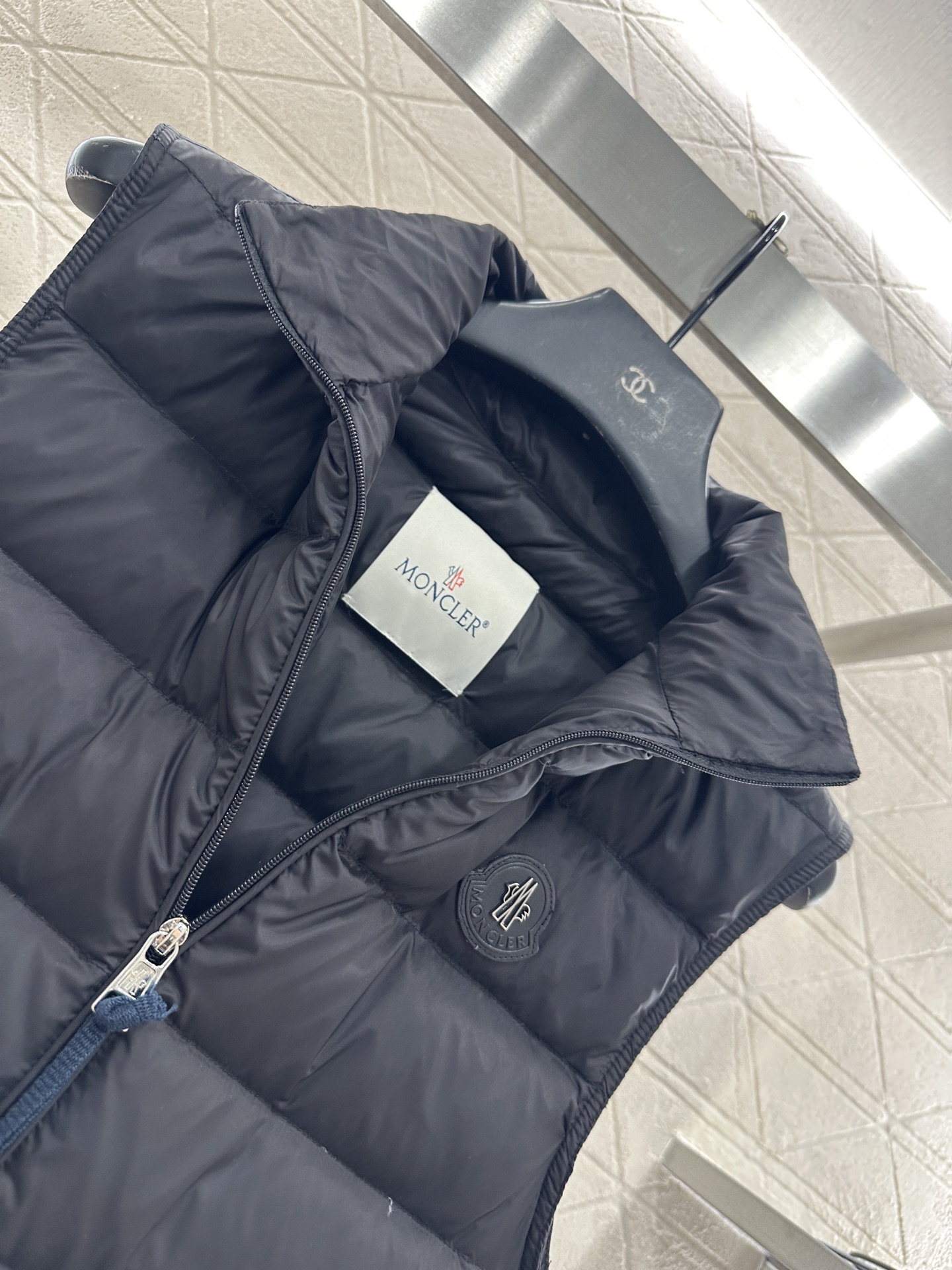 ♥Moncle*♥2025新品上架 立领羽绒马甲定制YB进口防风防水尼龙材质，白鹅绒填充内里，整件轻盈保