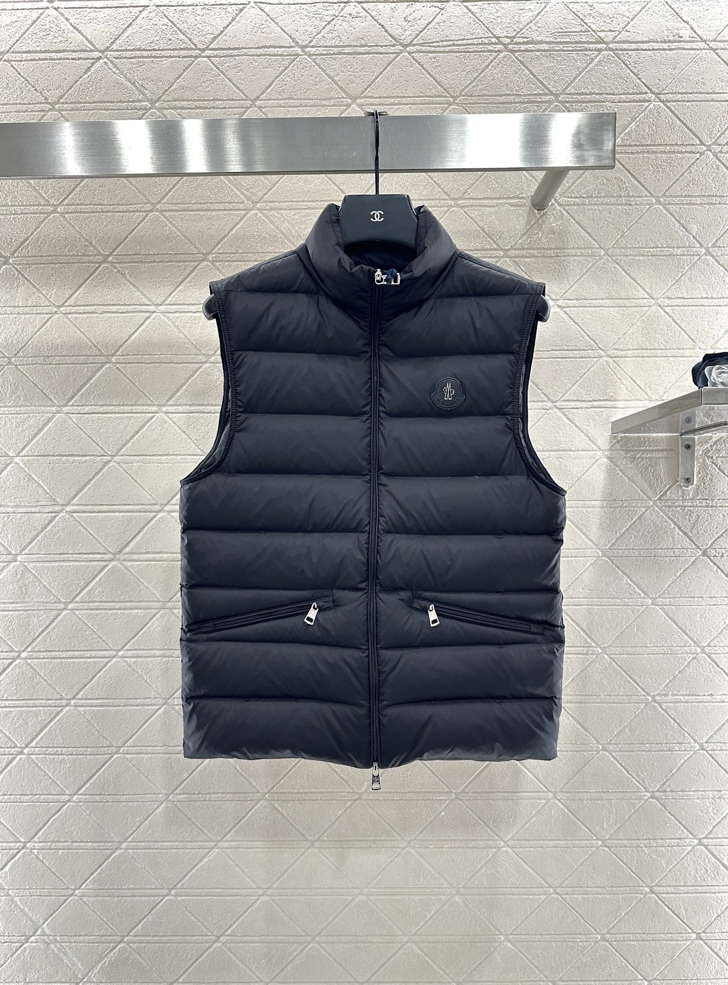 ♥Moncle*♥2025新品上架 立领羽绒马甲定制YB进口防风防水尼龙材质，白鹅绒填充内里，整件轻盈保