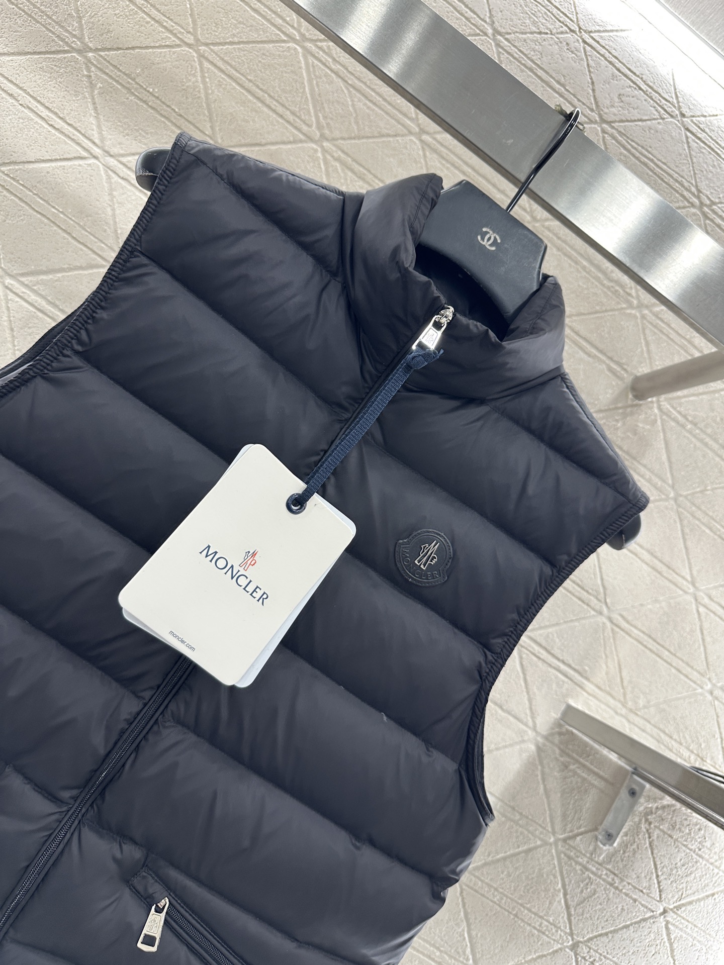 ♥Moncle*♥2025新品上架 立领羽绒马甲定制YB进口防风防水尼龙材质，白鹅绒填充内里，整件轻盈保