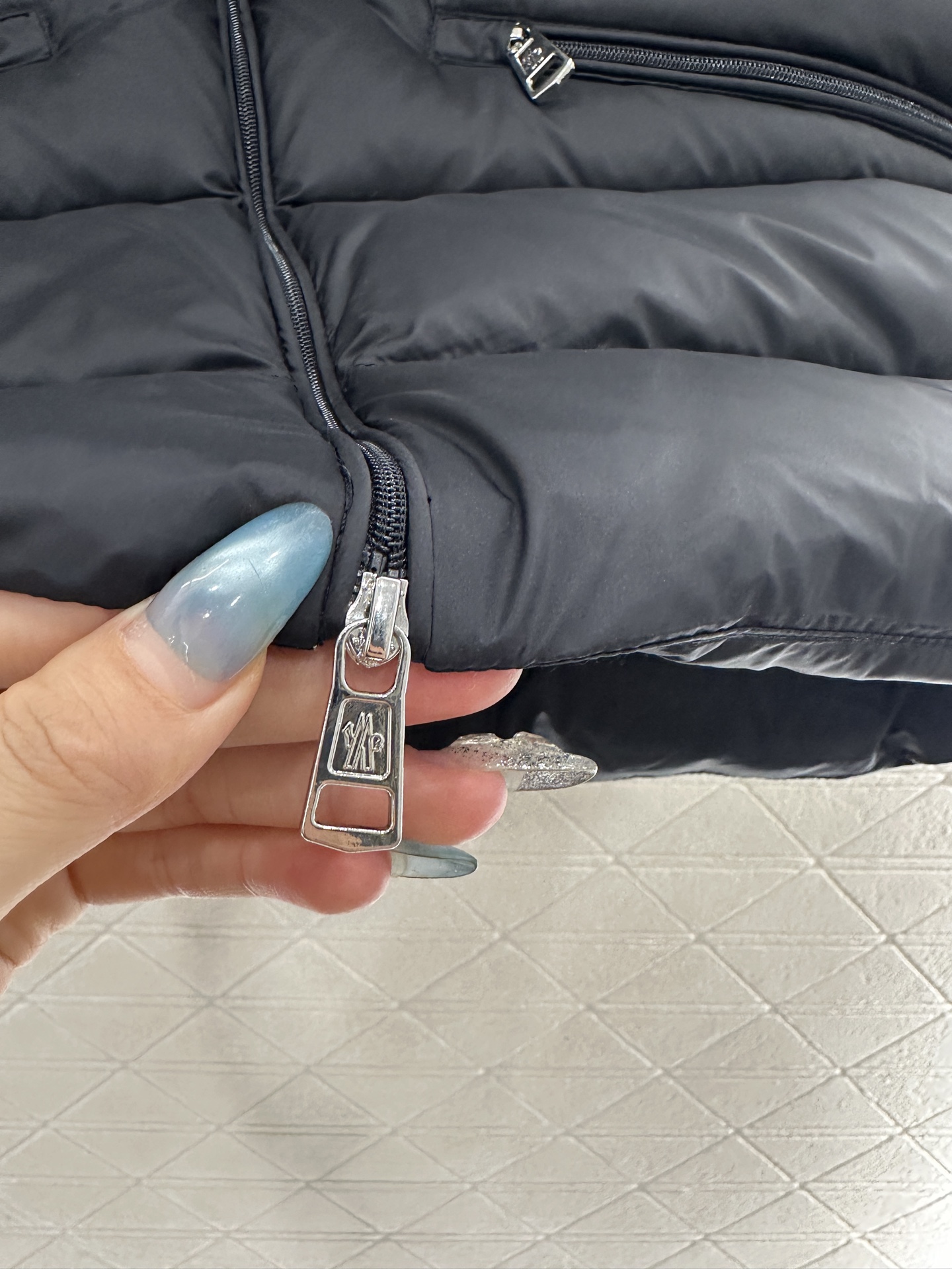 ♥Moncle*♥2025新品上架 立领羽绒马甲定制YB进口防风防水尼龙材质，白鹅绒填充内里，整件轻盈保