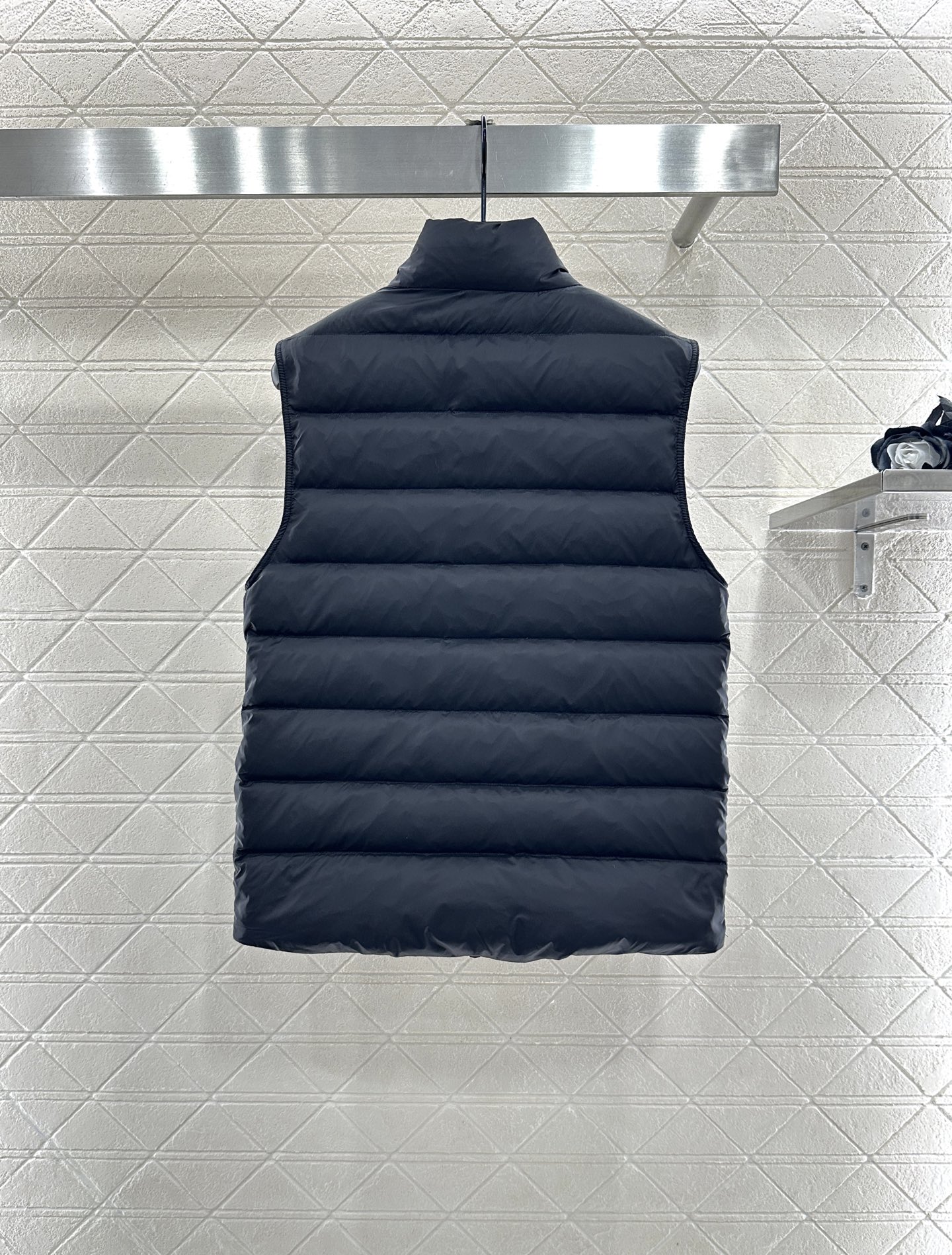 ♥Moncle*♥2025新品上架 立领羽绒马甲定制YB进口防风防水尼龙材质，白鹅绒填充内里，整件轻盈保