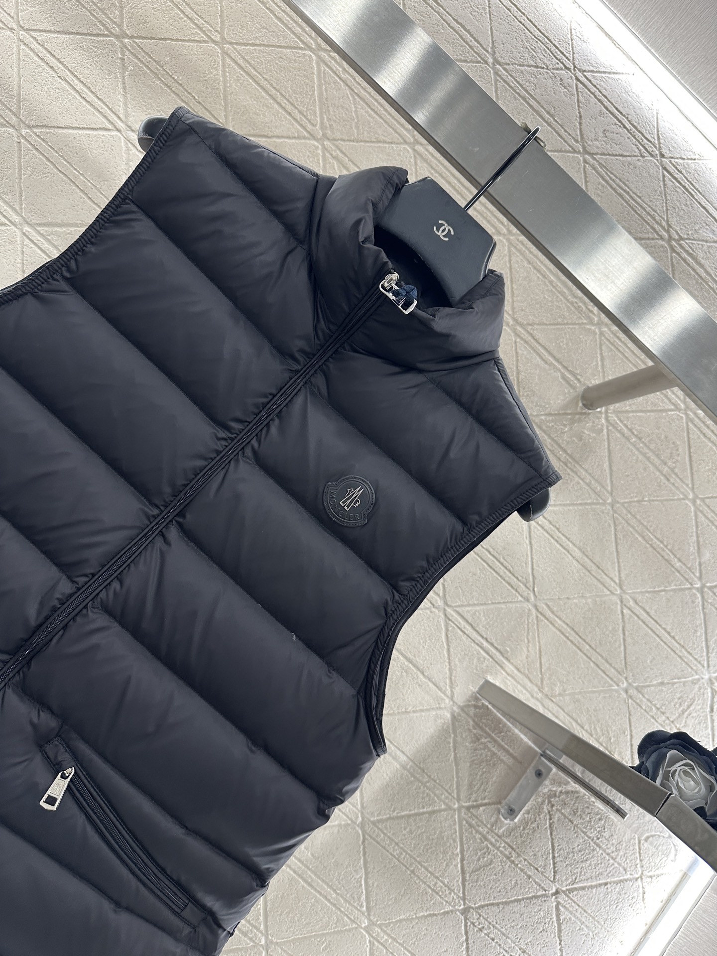 ♥Moncle*♥2025新品上架 立领羽绒马甲定制YB进口防风防水尼龙材质，白鹅绒填充内里，整件轻盈保