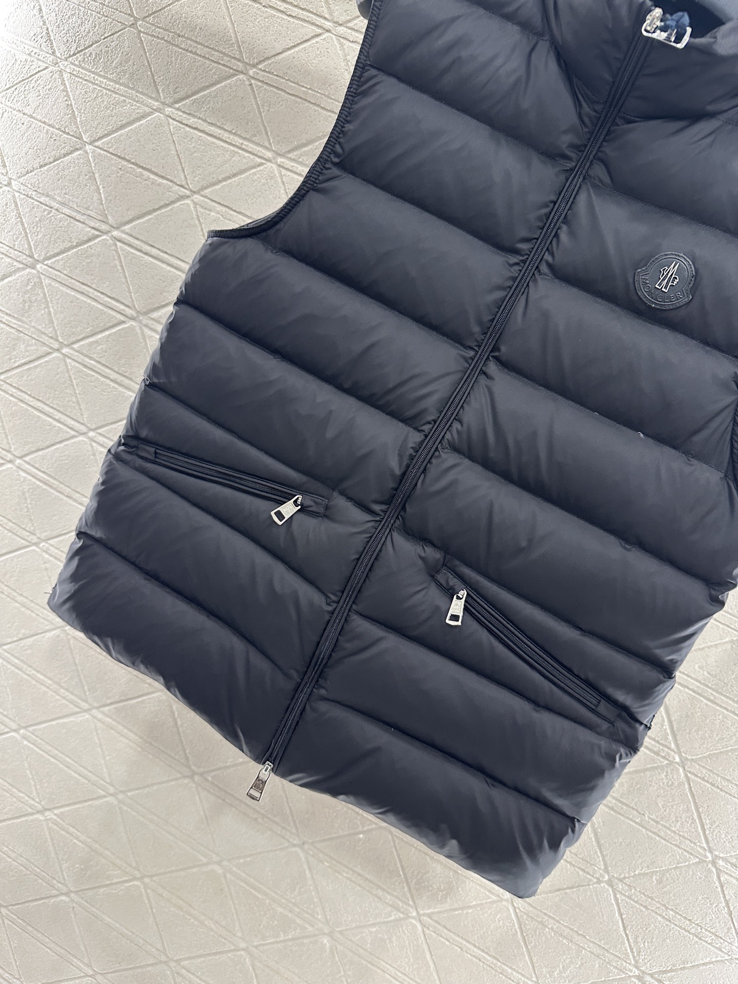 ♥Moncle*♥2025新品上架 立领羽绒马甲定制YB进口防风防水尼龙材质，白鹅绒填充内里，整件轻盈保