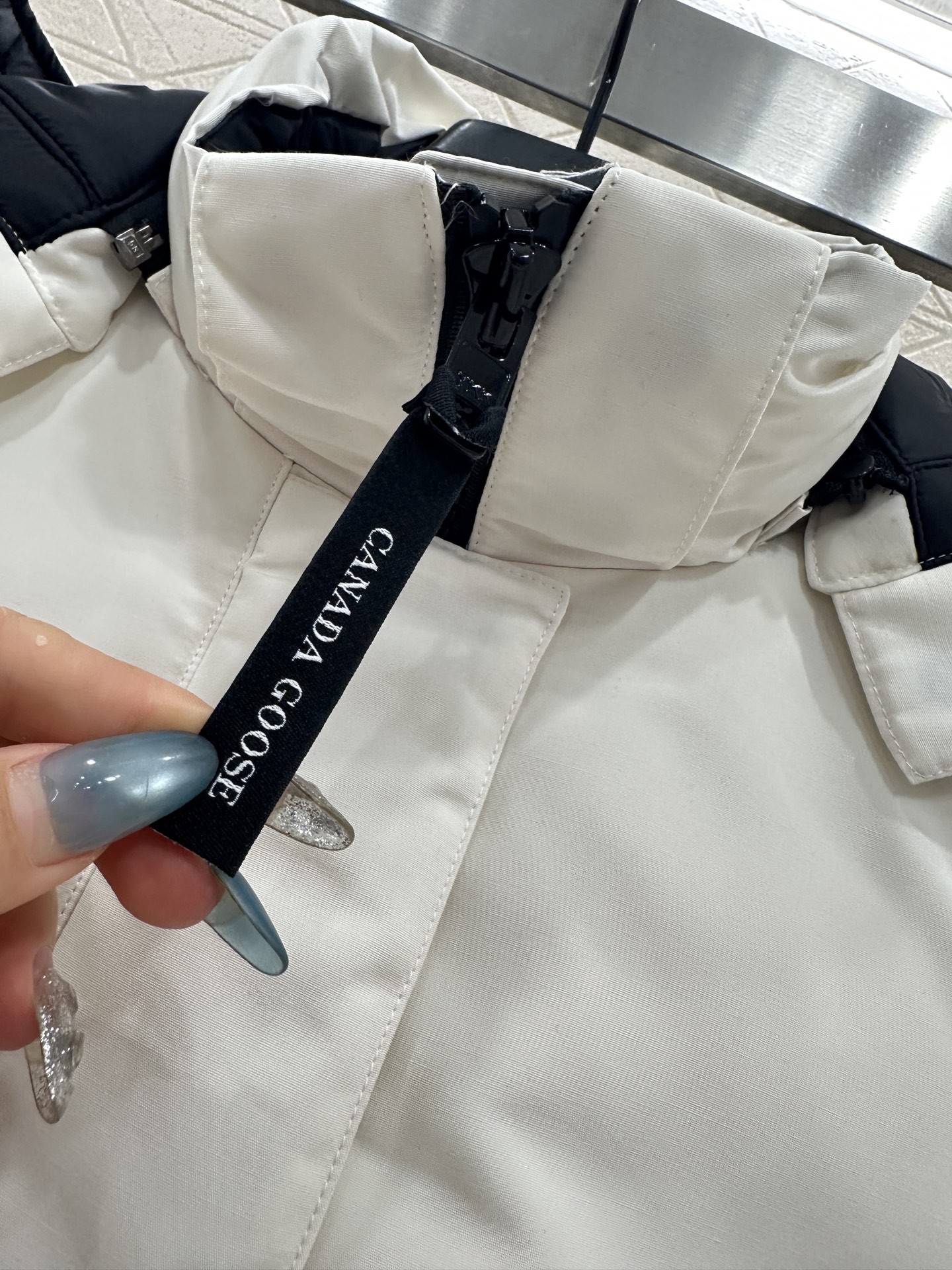 ♥Canada Goose*♥2025新品上架 可拆卸连帽收腰羽绒服定制YB进口防风防水尼龙材质，其工艺