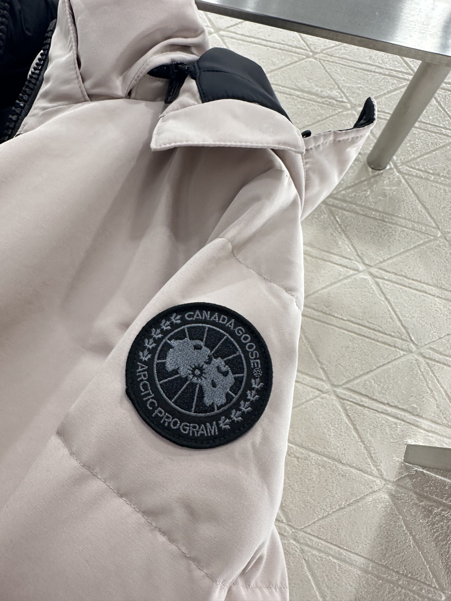 ♥Canada Goose*♥2025新品上架 可拆卸连帽收腰羽绒服定制YB进口防风防水尼龙材质，其工艺