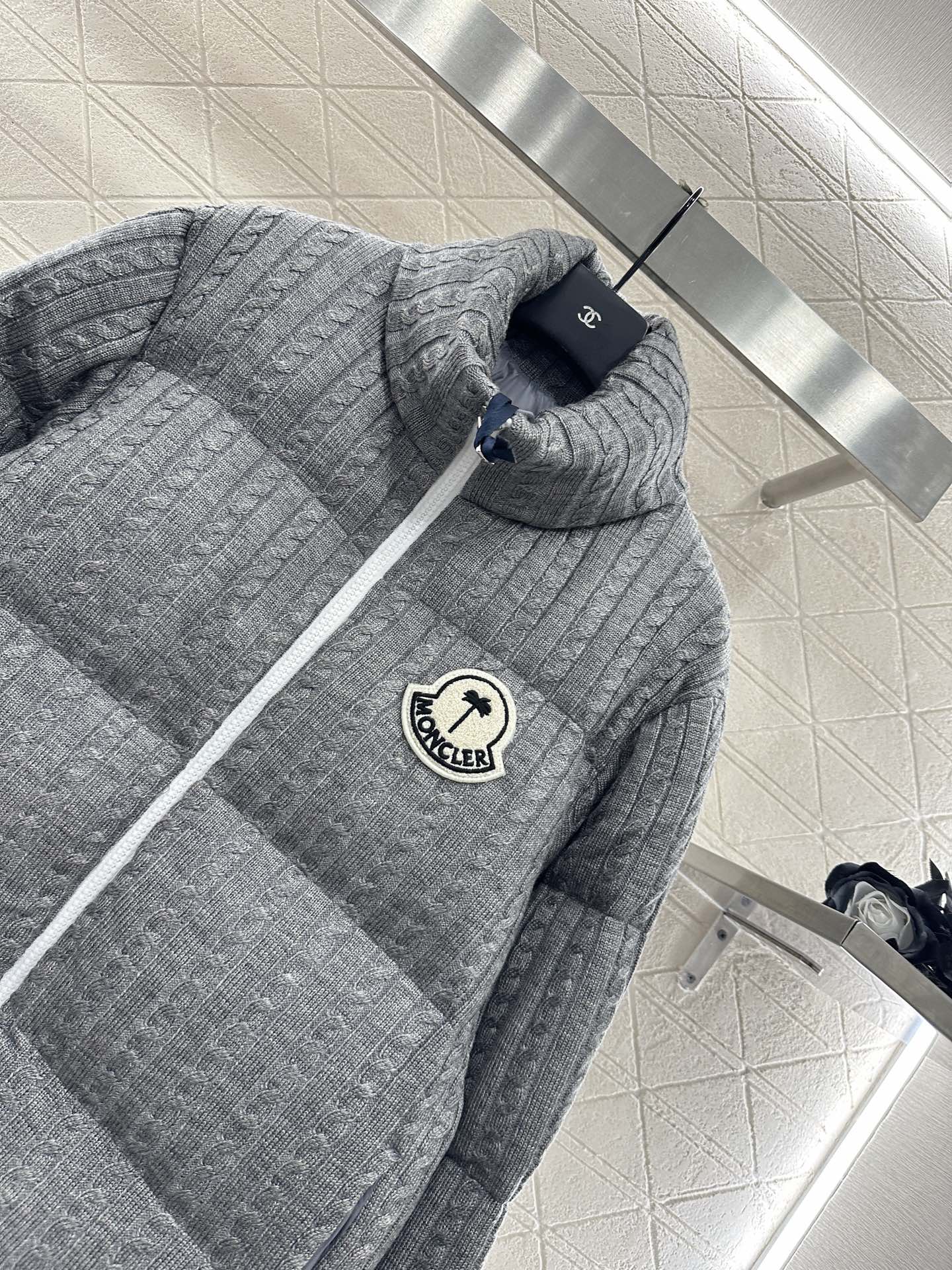 ♥Moncle*♥2025新品上架 长方压纹立领羽绒服定制YB进口锦纶材质，白鹅绒填充内里，整件轻盈保暖