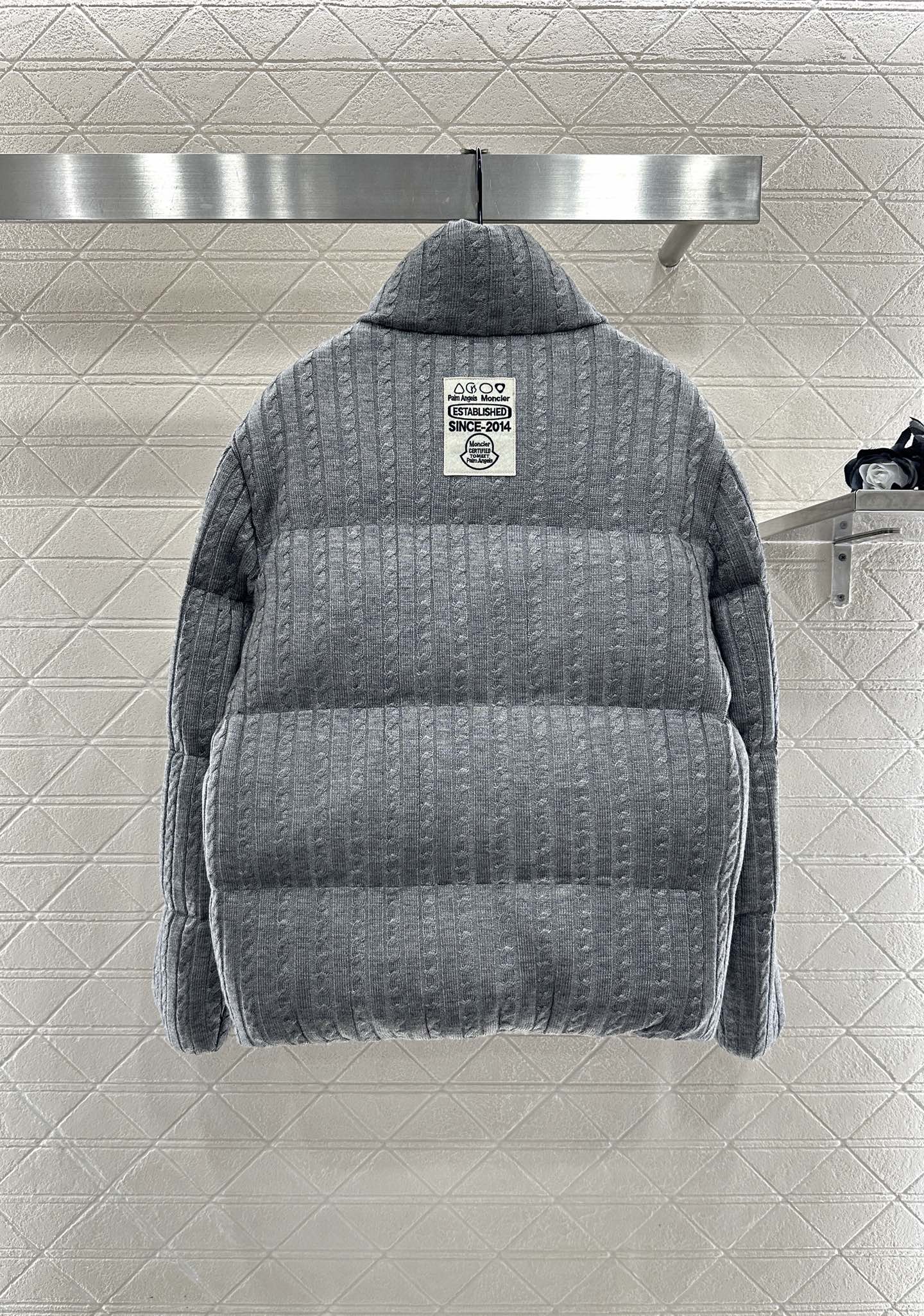 ♥Moncle*♥2025新品上架 长方压纹立领羽绒服定制YB进口锦纶材质，白鹅绒填充内里，整件轻盈保暖