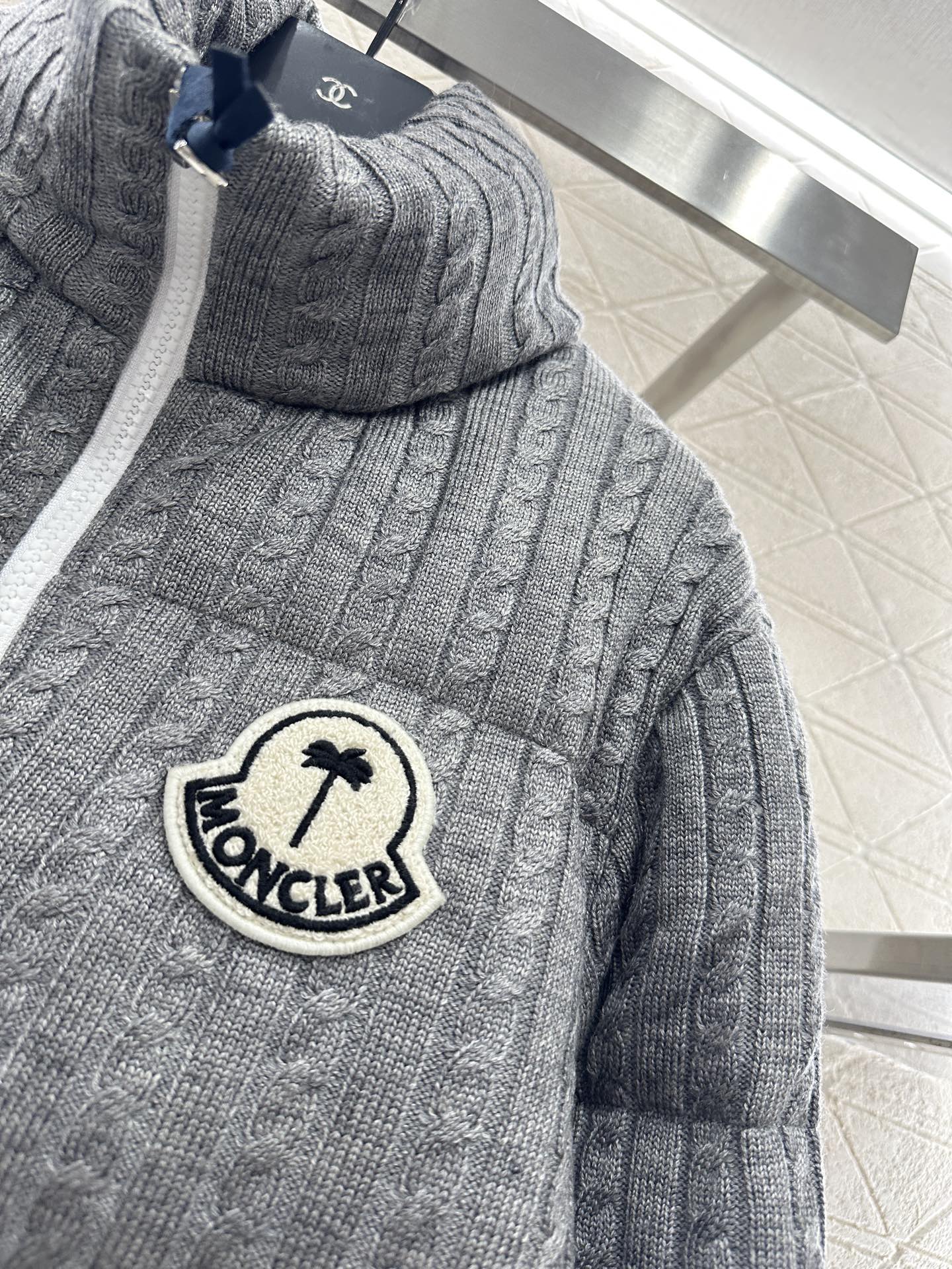 ♥Moncle*♥2025新品上架 长方压纹立领羽绒服定制YB进口锦纶材质，白鹅绒填充内里，整件轻盈保暖