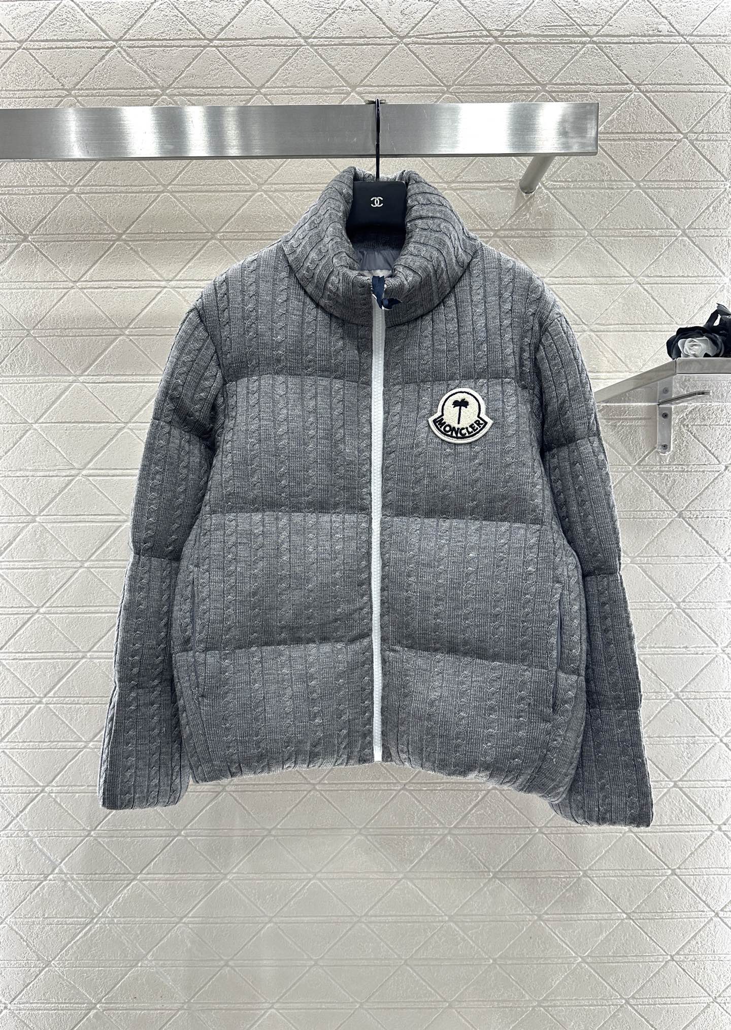 ♥Moncle*♥2025新品上架 长方压纹立领羽绒服定制YB进口锦纶材质，白鹅绒填充内里，整件轻盈保暖