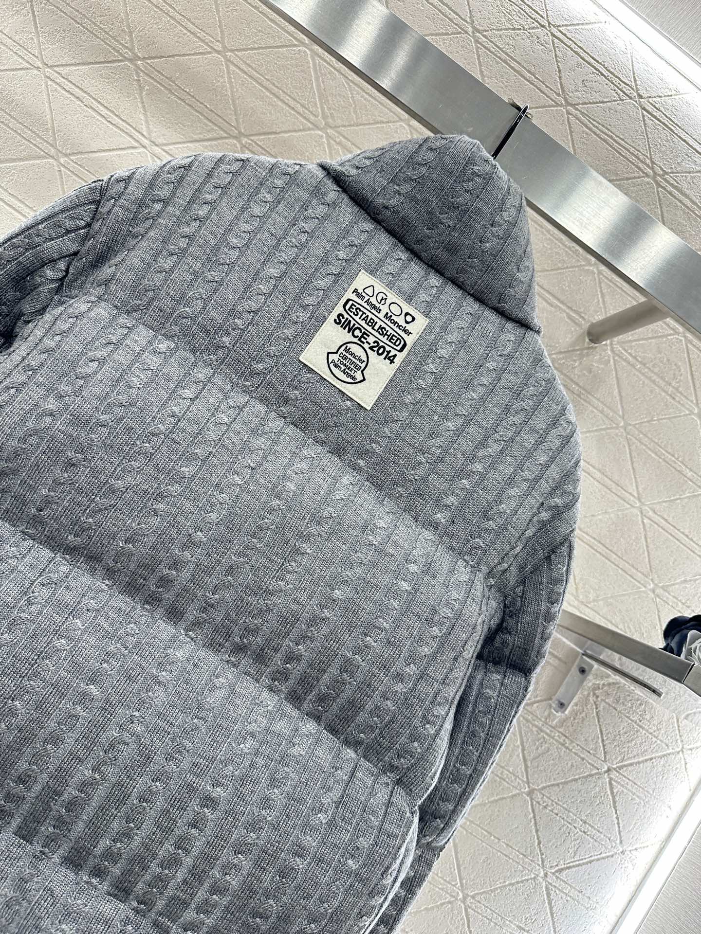 ♥Moncle*♥2025新品上架 长方压纹立领羽绒服定制YB进口锦纶材质，白鹅绒填充内里，整件轻盈保暖