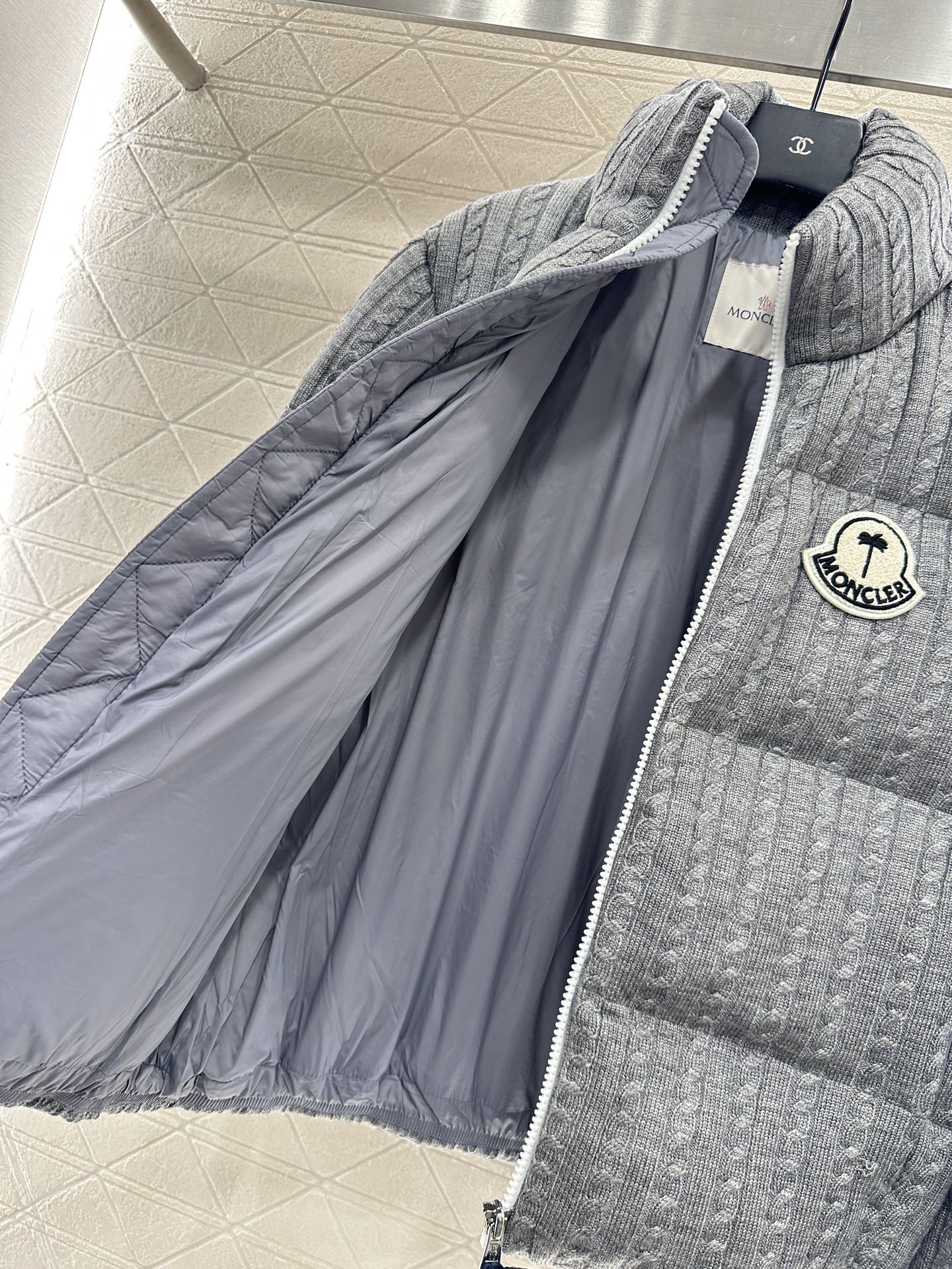 ♥Moncle*♥2025新品上架 长方压纹立领羽绒服定制YB进口锦纶材质，白鹅绒填充内里，整件轻盈保暖