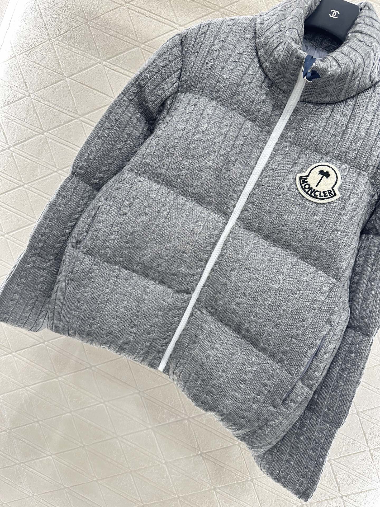 ♥Moncle*♥2025新品上架 长方压纹立领羽绒服定制YB进口锦纶材质，白鹅绒填充内里，整件轻盈保暖