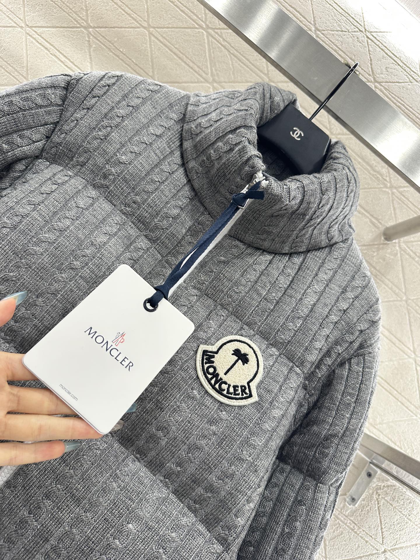 ♥Moncle*♥2025新品上架 长方压纹立领羽绒服定制YB进口锦纶材质，白鹅绒填充内里，整件轻盈保暖