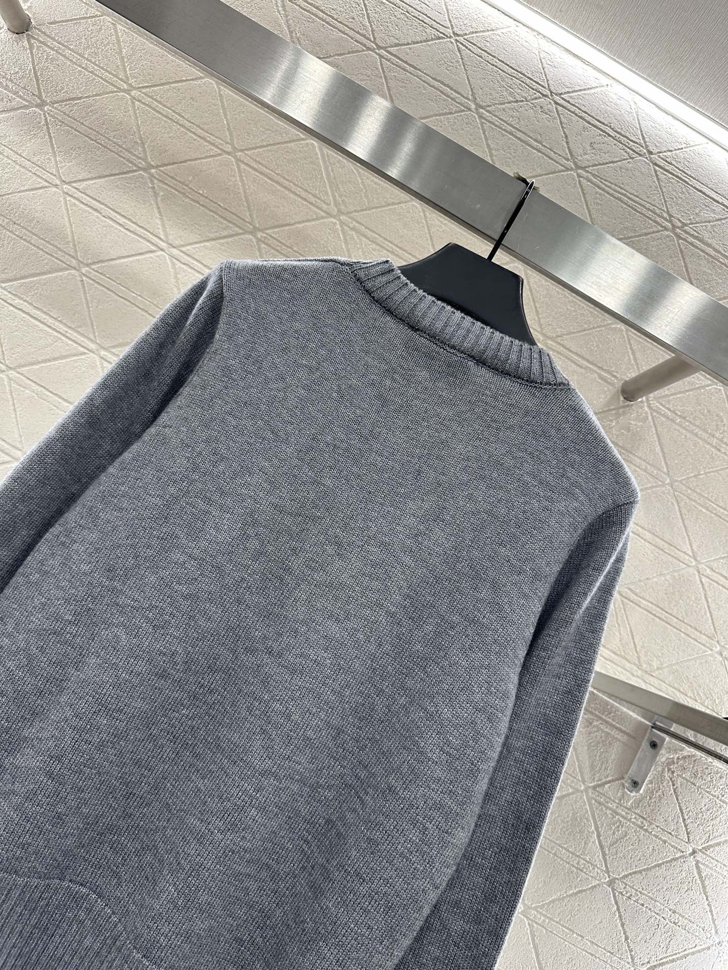 ♥Prad*♥2025新品上架 徽标宽松套头毛衣定制YB羊绒羊毛纱线织造，质感高级，舒适柔软，圆领落肩长