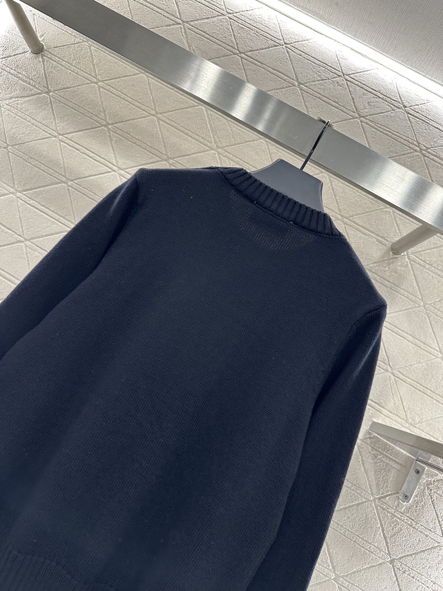 ♥Prad*♥2025新品上架 徽标宽松套头毛衣定制YB羊绒羊毛纱线织造，质感高级，舒适柔软，圆领落肩长