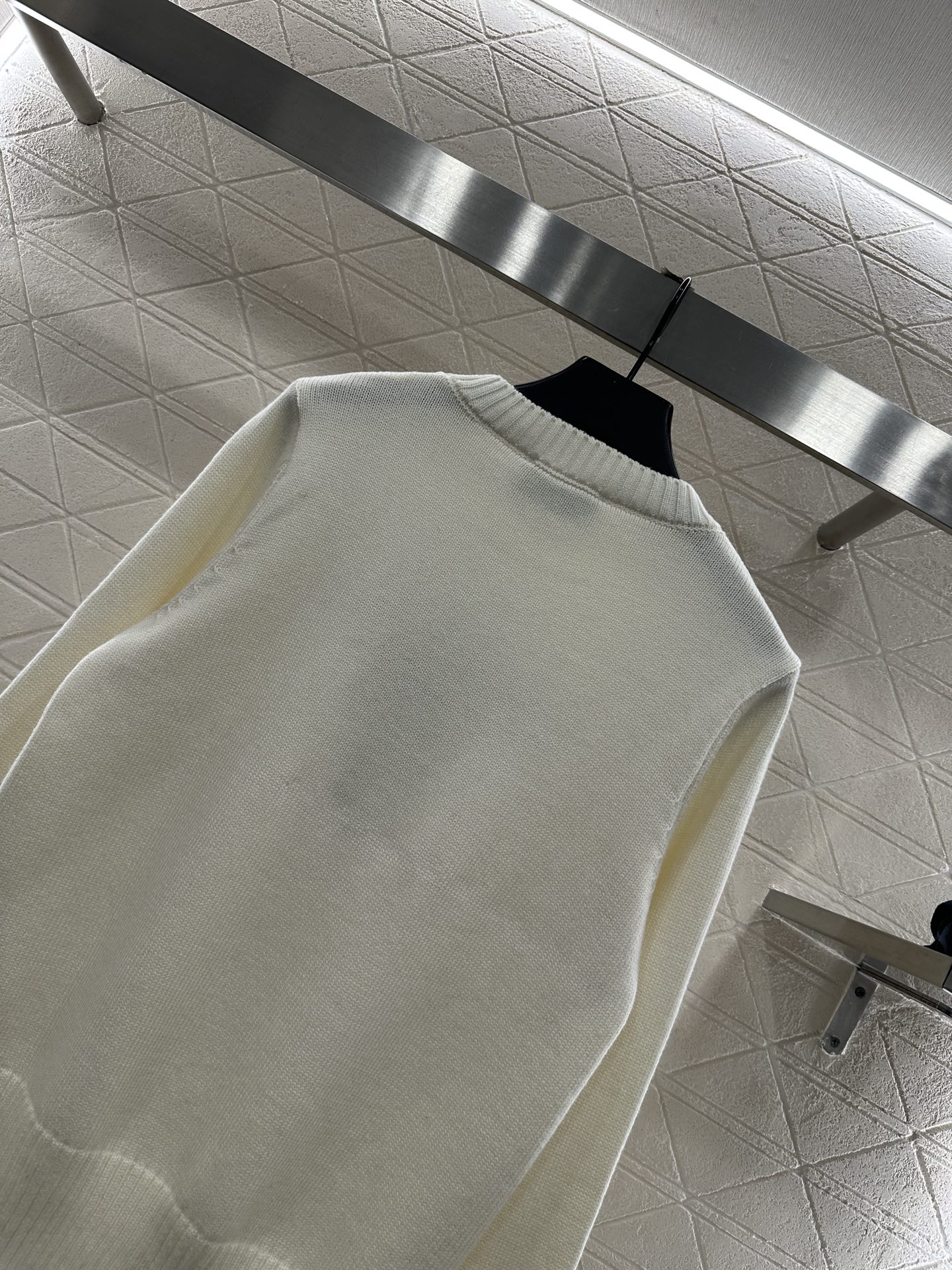 ♥Prad*♥2025新品上架 徽标宽松套头毛衣定制YB羊绒羊毛纱线织造，质感高级，舒适柔软，圆领落肩长