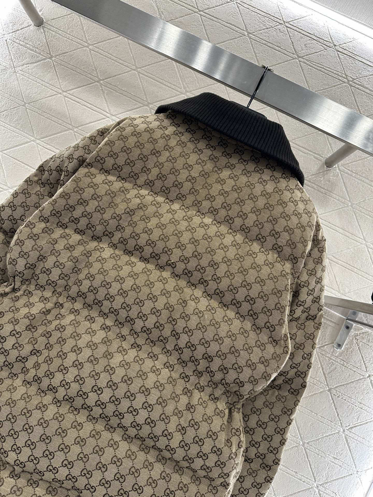 ♥Gucc*♥2025新品上架 提花中长款羽绒外套定制YB进口提花材质，羽绒填充内里，长方条形压纹，满铺