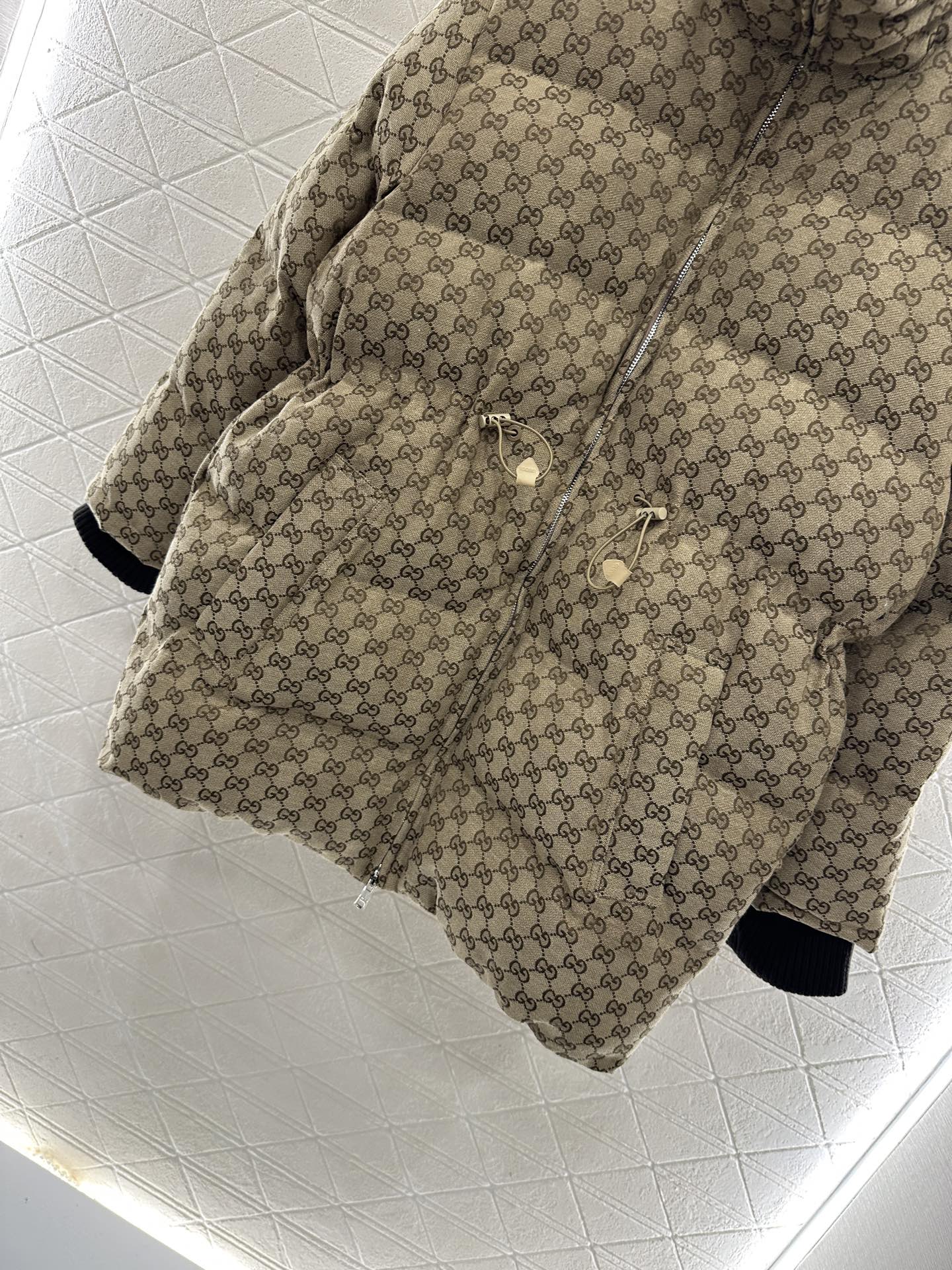 ♥Gucc*♥2025新品上架 提花中长款羽绒外套定制YB进口提花材质，羽绒填充内里，长方条形压纹，满铺